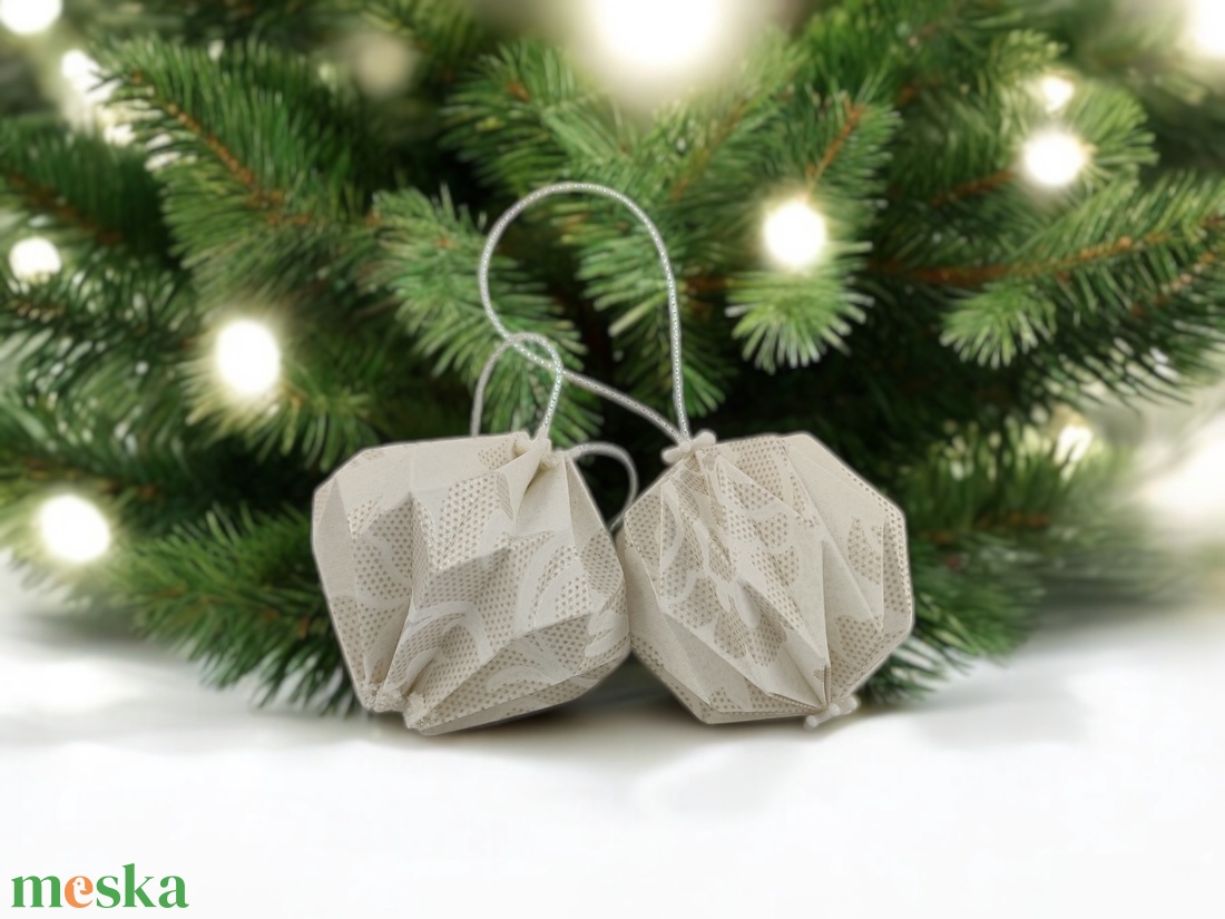 10 darabos origami karácsonyfadísz szett fehér és világos beige színben  Egyedi kézműves papírdíszek LNTFH009 - karácsony - karácsonyi lakásdekoráció - karácsonyfadíszek - Meska.hu