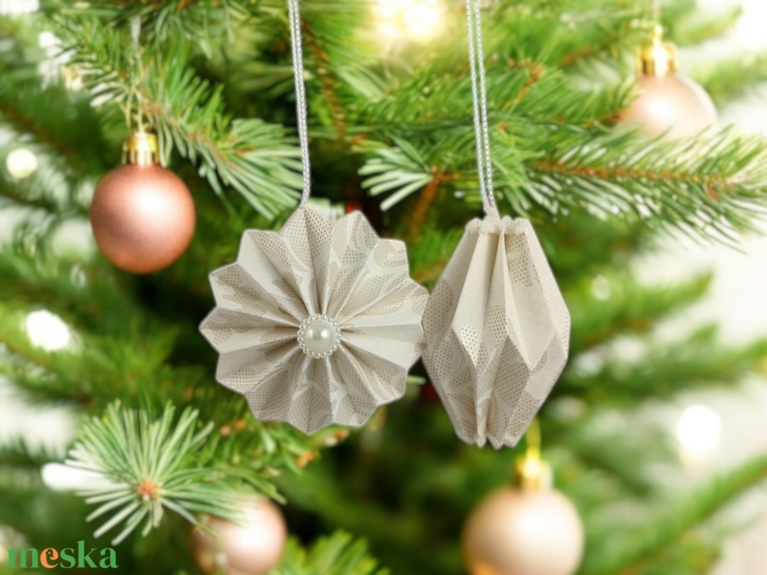 10 darabos origami karácsonyfadísz szett fehér és világos beige színben  Egyedi kézműves papírdíszek LNTFH009 - karácsony - karácsonyi lakásdekoráció - karácsonyfadíszek - Meska.hu