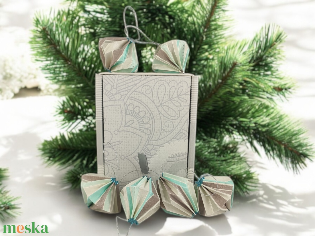 6 darabos fehér, szürke, mentazöld csíkos karácsonyfadísz szett karton díszdobozban LNT06008 - karácsony - karácsonyi lakásdekoráció - karácsonyfadíszek - Meska.hu