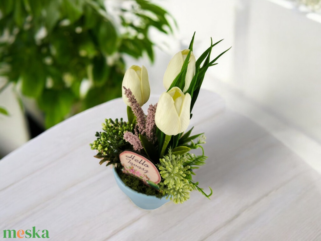 Fehér tulipánok dús tavaszi virágágyon Hello Tavasz táblával TUG323FHKE - otthon & életmód - dekoráció - virágdísz és tartó - csokor & virágdísz - Meska.hu Fehér tulipánok dús tavaszi virágágyon Hello Tavasz táblával TUG323FHKE - otthon & életmód - dekoráció - virágdísz és tartó - csokor & virágdísz - Meska.hu