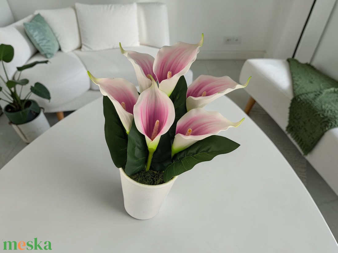 Mályva fehér kálák kaspóban KAL632MA - otthon & életmód - virágdekoráció - virágdíszek - virágdísz kaspóban - Meska.hu