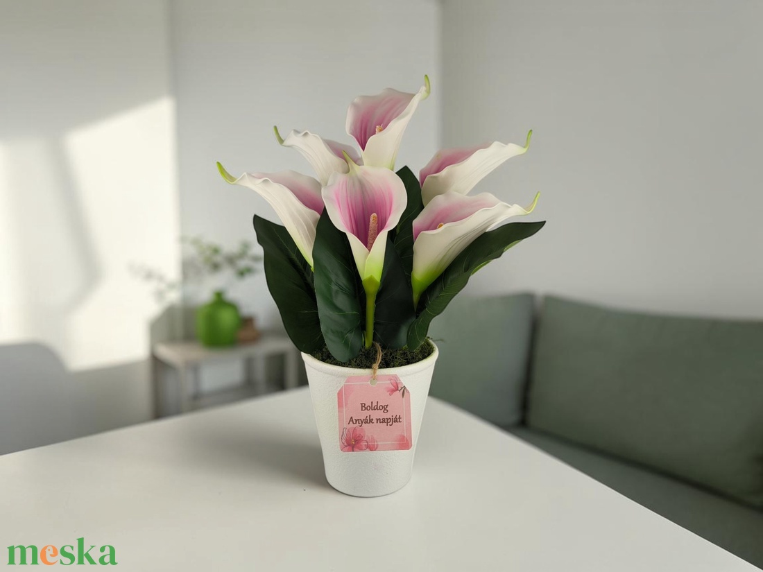 Mályva fehér kálák kaspóban KAL632MA - otthon & életmód - virágdekoráció - virágdíszek - virágdísz kaspóban - Meska.hu