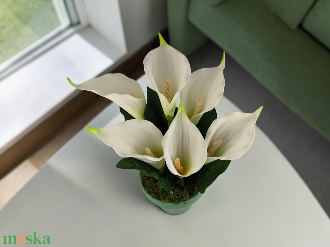 Fehér zöld cirmos kála kaspóban KAL633ZO - otthon & életmód - virágdekoráció - virágdíszek - virágdísz kaspóban - Meska.hu