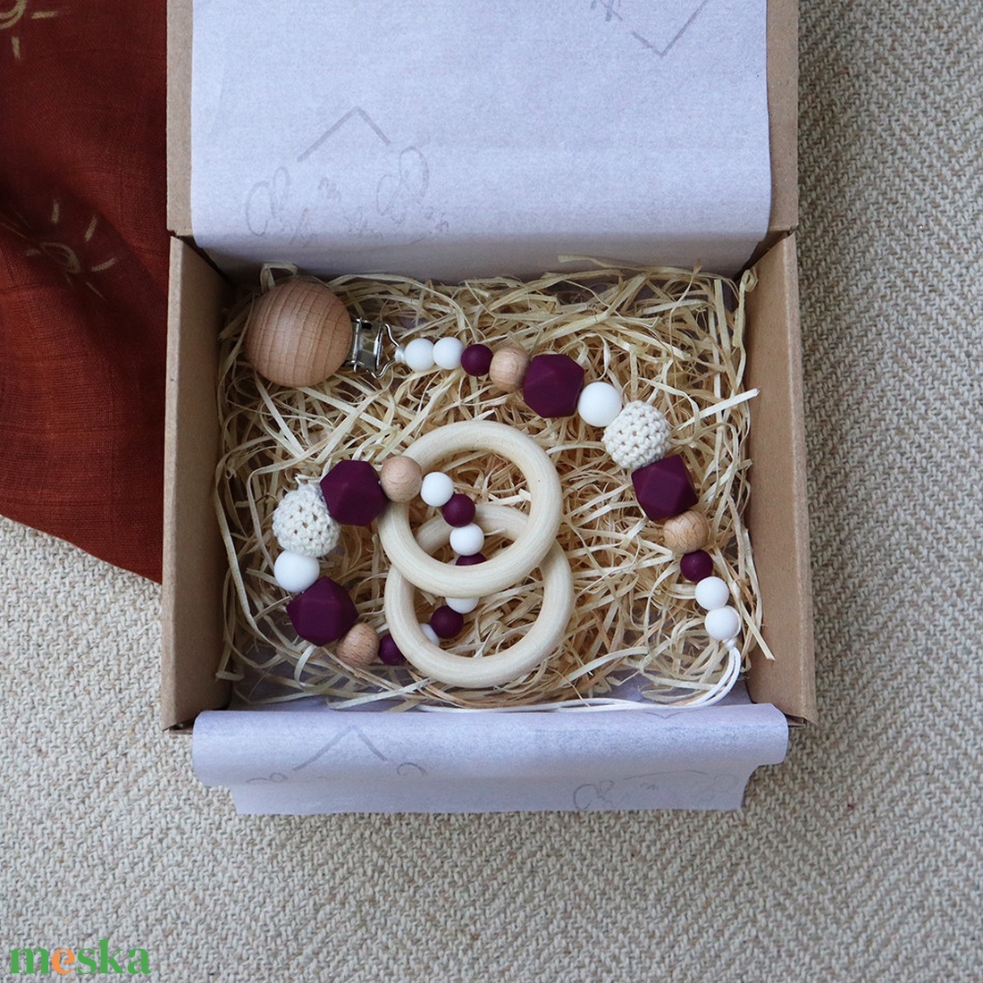 Burgundy Mini Box - Baba ajándékdoboz / Babaváró ajándék / Babalátogató ajándék - játék & sport - babalátogató ajándékcsomag - Meska.hu Burgundy Mini Box - Baba ajándékdoboz / Babaváró ajándék / Babalátogató ajándék - játék & sport - babalátogató ajándékcsomag - Meska.hu