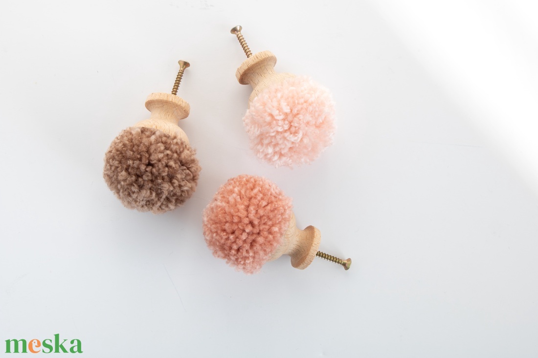 Pompon bútorgomb, pompom bútorfogantyú, Gyerekszoba dekor, Babaszoba dekor - otthon & életmód - bútor - bútorfogantyú - Meska.hu Pompon bútorgomb, pompom bútorfogantyú, Gyerekszoba dekor, Babaszoba dekor - otthon & életmód - bútor - bútorfogantyú - Meska.hu