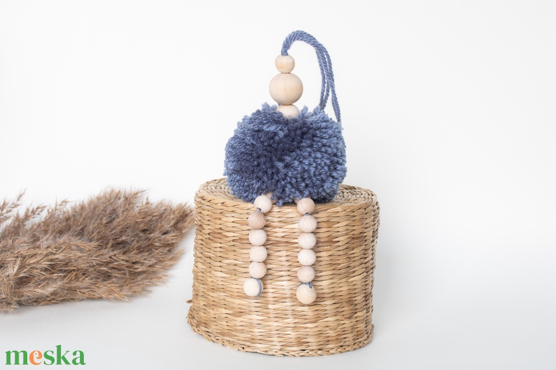 Kék pompom fityegő, Gyerekszoba dekor, Pompon fityegő - otthon & életmód - babaszoba, gyerekszoba - babaszoba dekoráció - Meska.hu