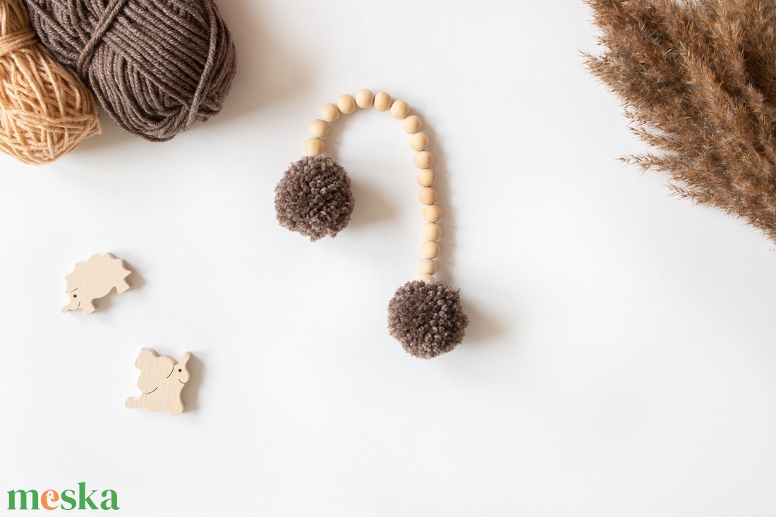 Barna pompom fityegő, Gyerekszoba dekor - otthon & életmód - babaszoba, gyerekszoba - babaszoba dekoráció - Meska.hu Barna pompom fityegő, Gyerekszoba dekor - otthon & életmód - babaszoba, gyerekszoba - babaszoba dekoráció - Meska.hu
