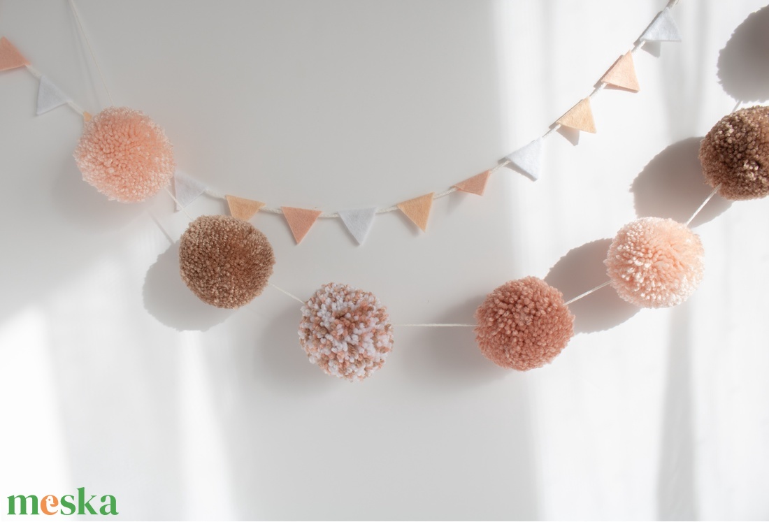 Nagy Pompom füzér, Pompom garland, Gyerekszoba dekoráció, Pompon füzér - otthon & életmód - babaszoba, gyerekszoba - babaszoba dekoráció - Meska.hu