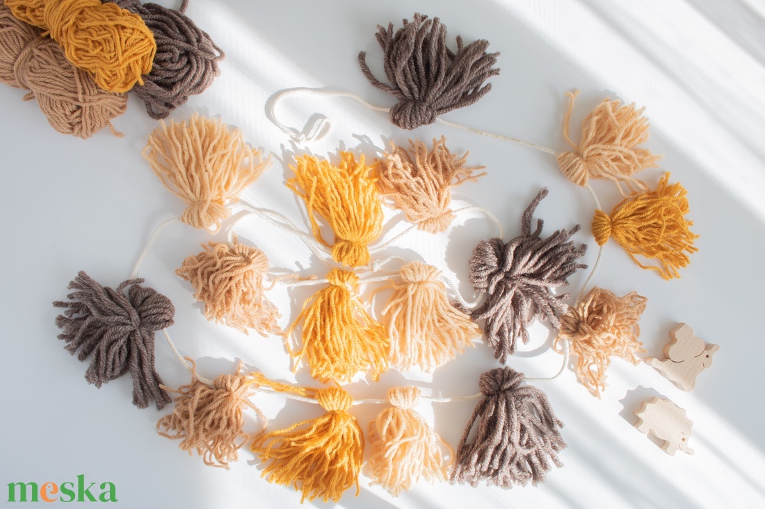 Pompom füzér, Pompom garland, Gyerekszoba dekoráció, Pompon füzér - otthon & életmód - babaszoba, gyerekszoba - babaszoba dekoráció - Meska.hu