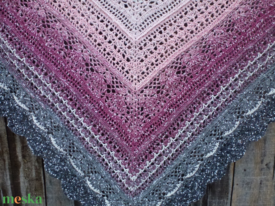 Bogyós horgolt vállkendő - ruha & divat - sál, sapka, kendő - vállkendő - Meska.hu