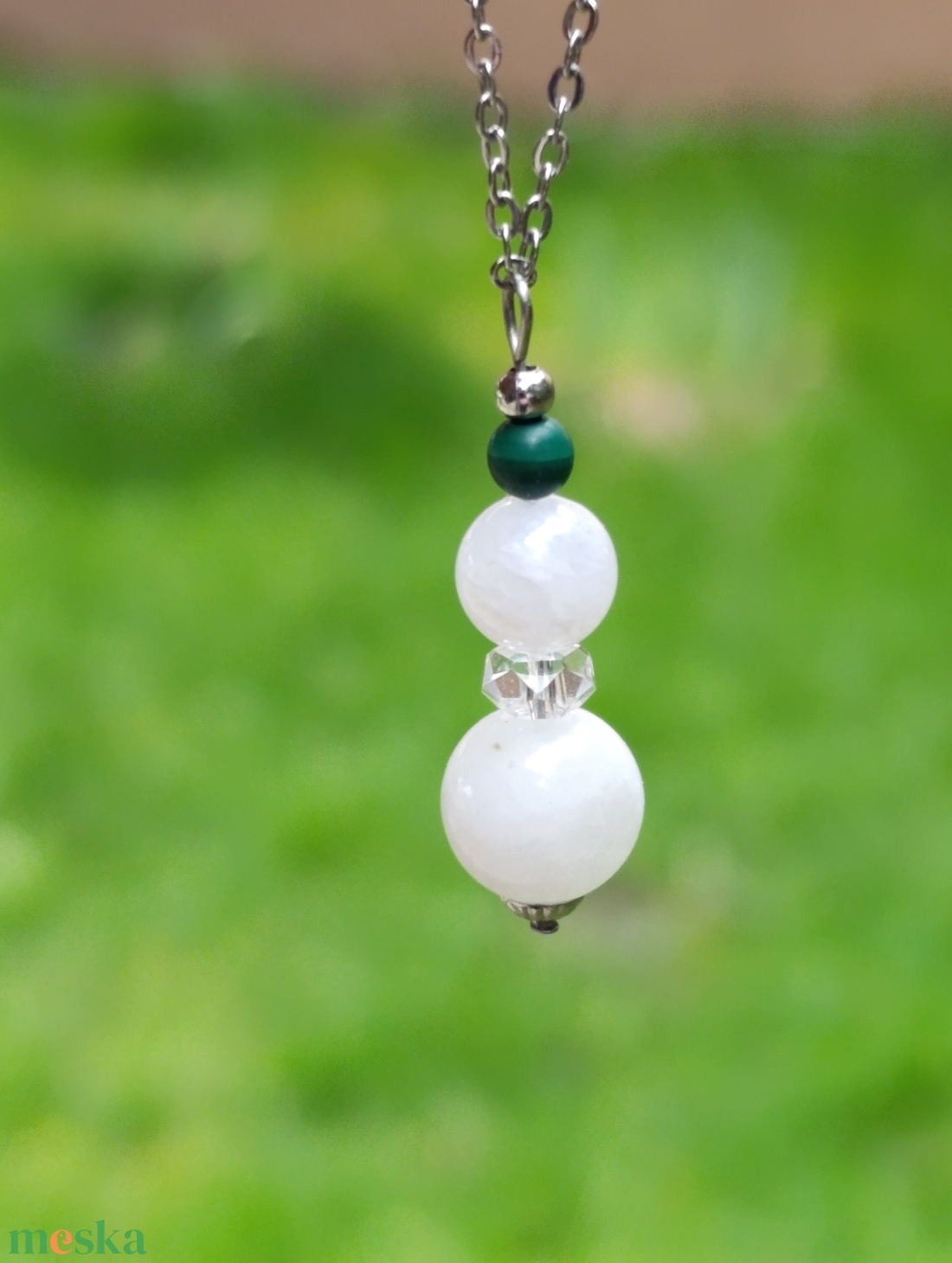 Védelmező nyaklánc malachittal, szivárvány holdkővel és hegyikristállyal - ékszer - nyaklánc - bogyós nyaklánc - Meska.hu