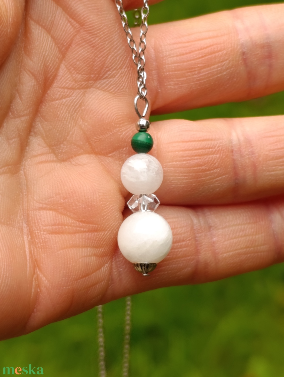 Védelmező nyaklánc malachittal, szivárvány holdkővel és hegyikristállyal - ékszer - nyaklánc - bogyós nyaklánc - Meska.hu