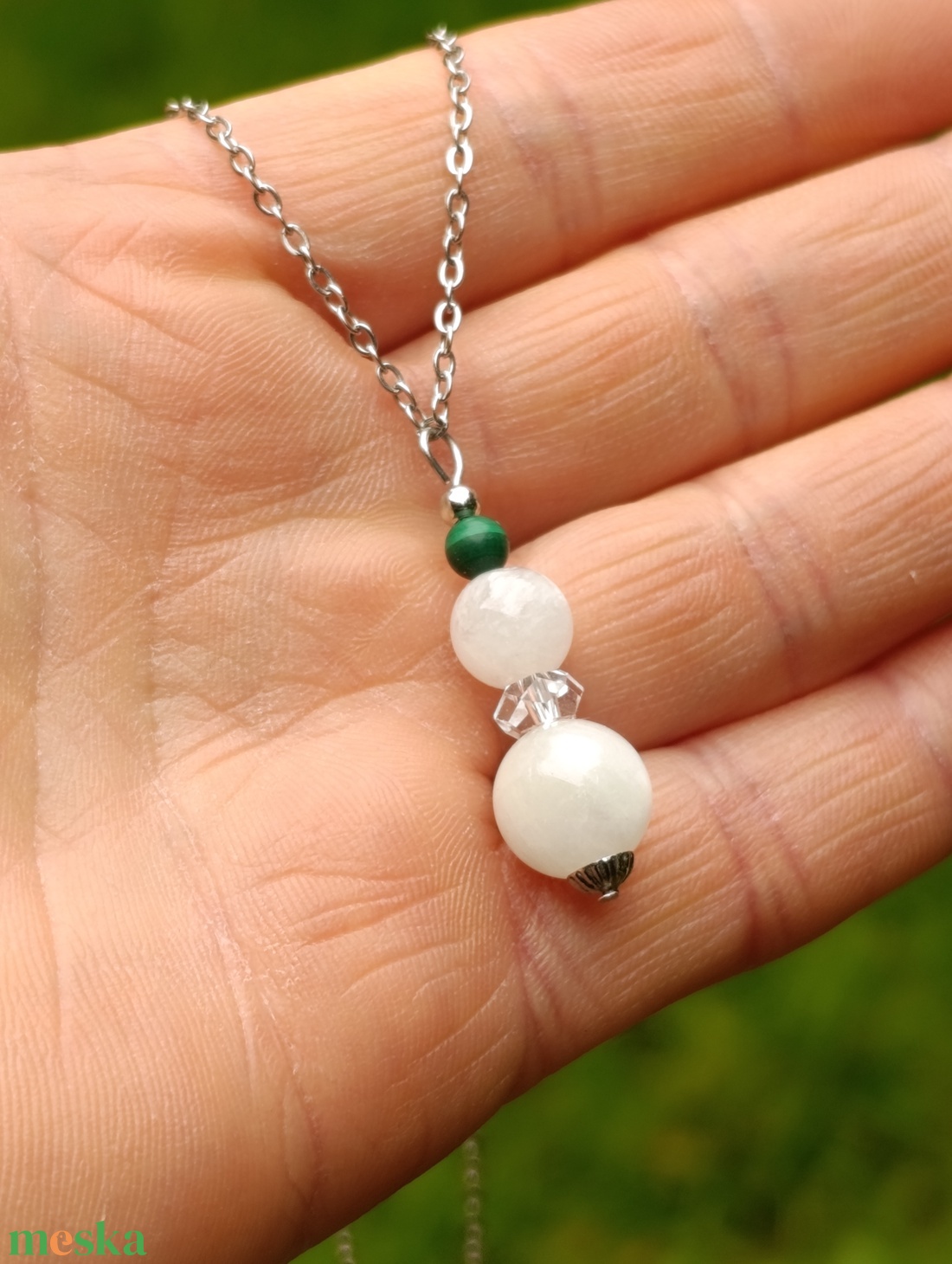 Védelmező nyaklánc malachittal, szivárvány holdkővel és hegyikristállyal - ékszer - nyaklánc - bogyós nyaklánc - Meska.hu