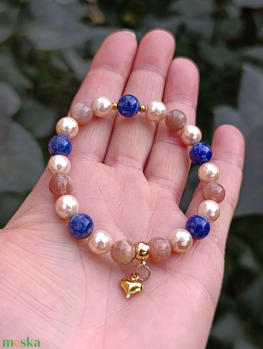 Lapis lazuli, barack holdkő és kagyló ásványkarkötő szív medállal - ékszer - karkötő - ásványkarkötő - Meska.hu