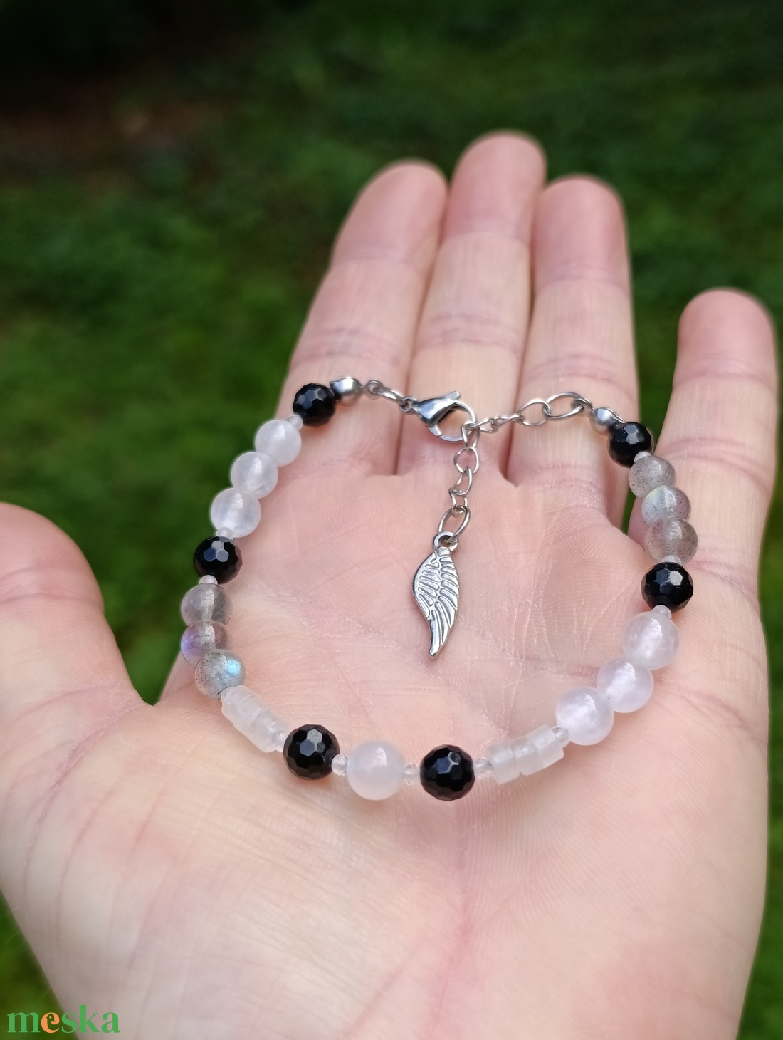 AA minőségű labradorit, turmalin, szelenit és hegyikristályok kapcsos ásvanykarkötő angyalszárnnyal - ékszer - karkötő - ásványkarkötő - Meska.hu
