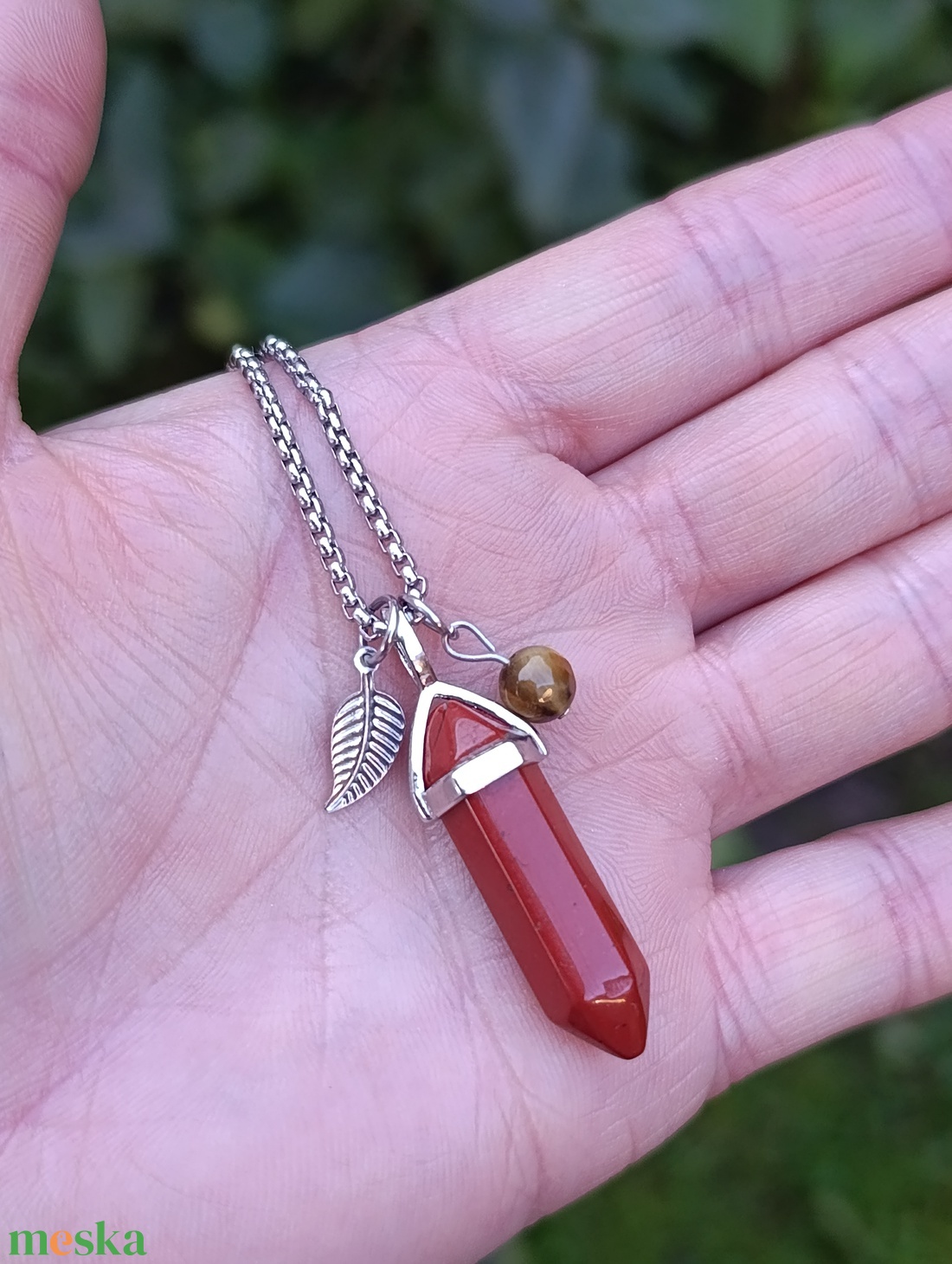 Vörös jáspis csúcsmedál nyaklánc tigrisszemmel és levél medállal - ékszer - nyaklánc - medálos nyaklánc - Meska.hu