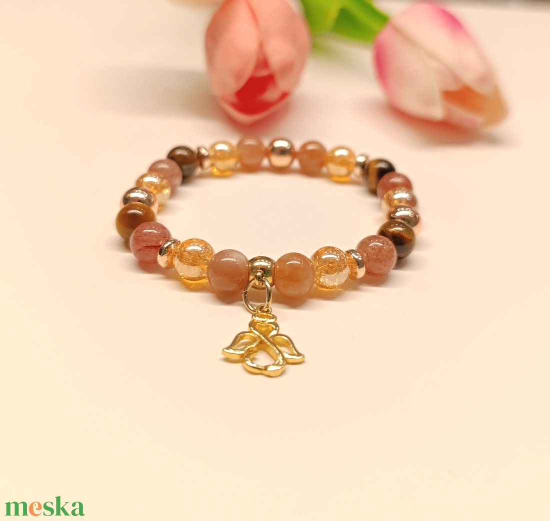 Kiegyensúlyozottság női ásványkarkötő holdkővel, tigrisszemmel, eperkvarccal és arany aura kvarccal - ékszer - karkötő - ásványkarkötő - Meska.hu