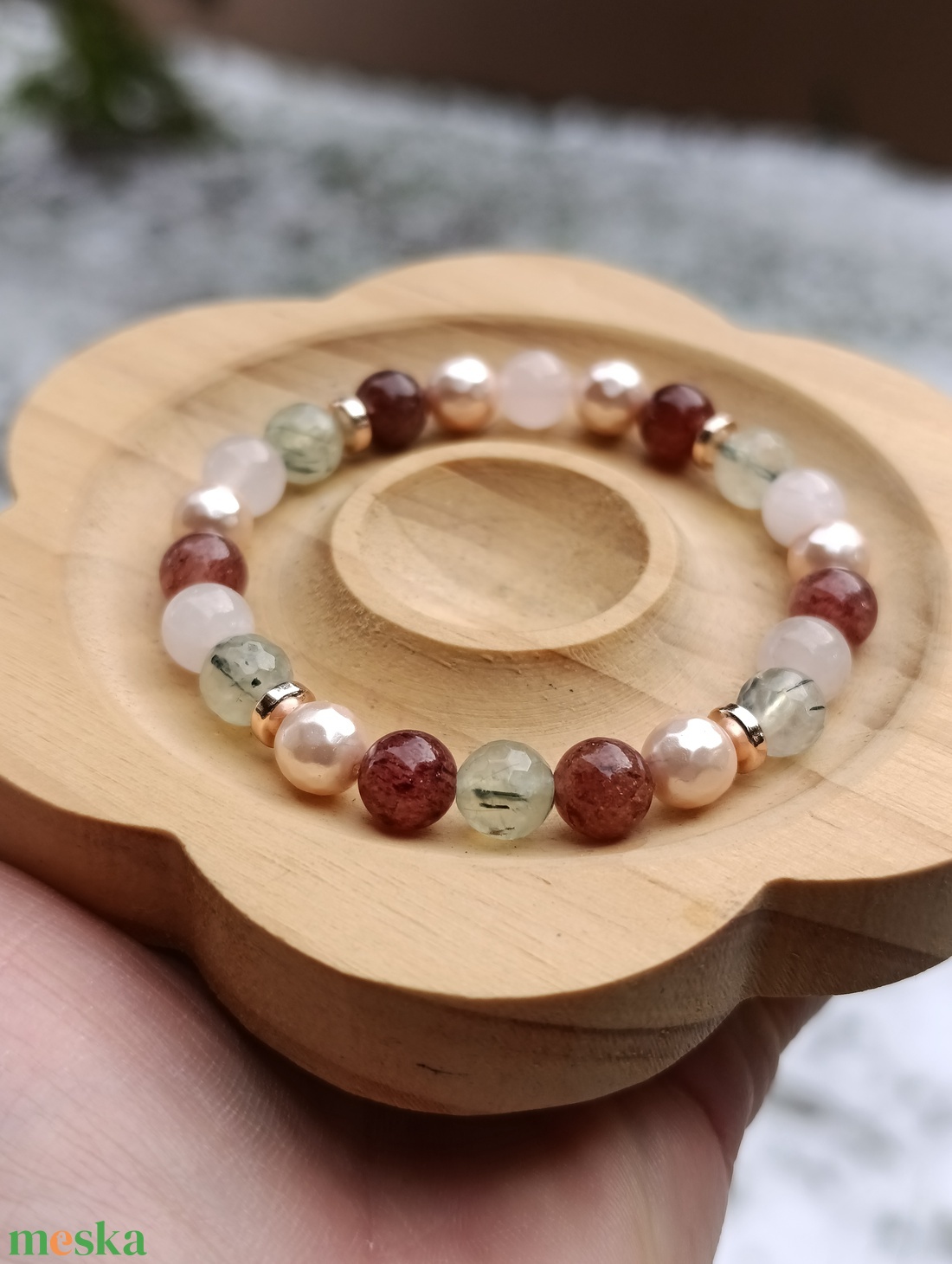 Ölelés ásványkarkötő prehnittel, eperkvarccal, rózsakvarccal és kagylóhéjjal - ékszer - karkötő - ásványkarkötő - Meska.hu