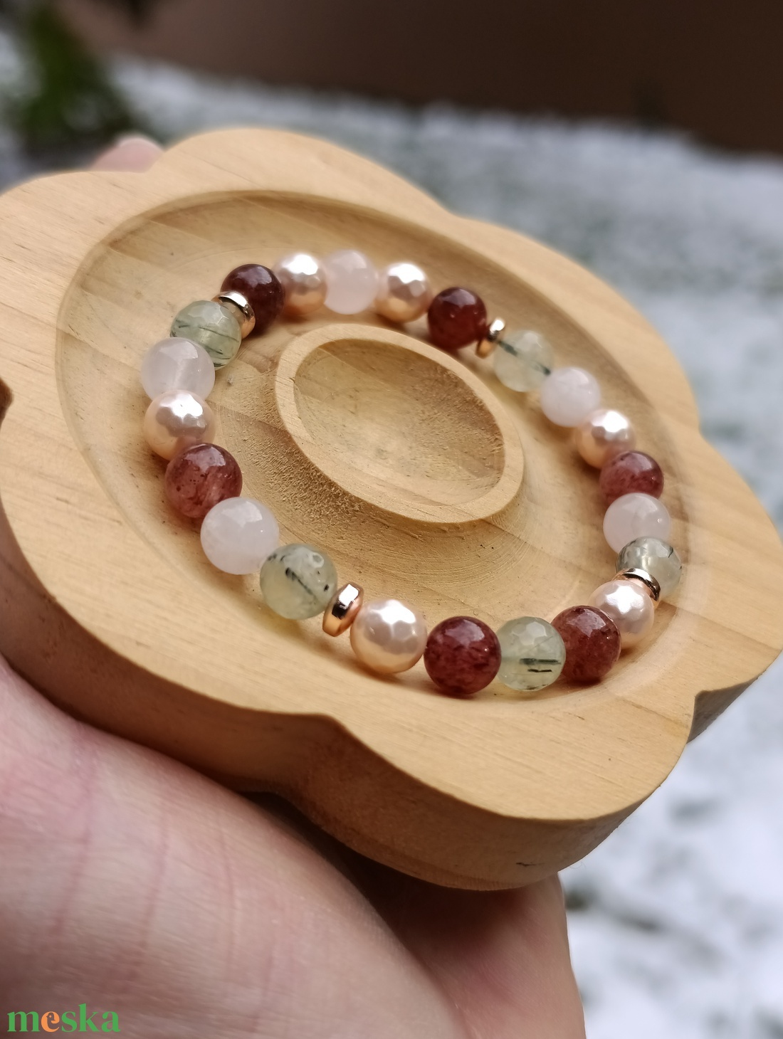 Ölelés ásványkarkötő prehnittel, eperkvarccal, rózsakvarccal és kagylóhéjjal - ékszer - karkötő - ásványkarkötő - Meska.hu