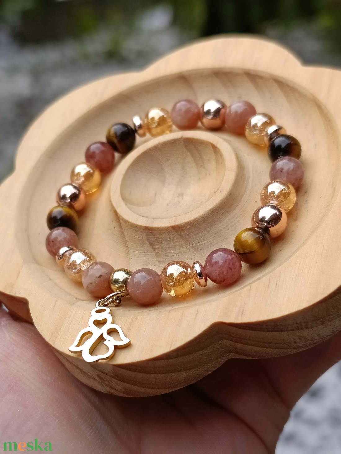 Kiegyensúlyozottság női ásványkarkötő holdkővel, tigrisszemmel, eperkvarccal és arany aura kvarccal - ékszer - karkötő - ásványkarkötő - Meska.hu