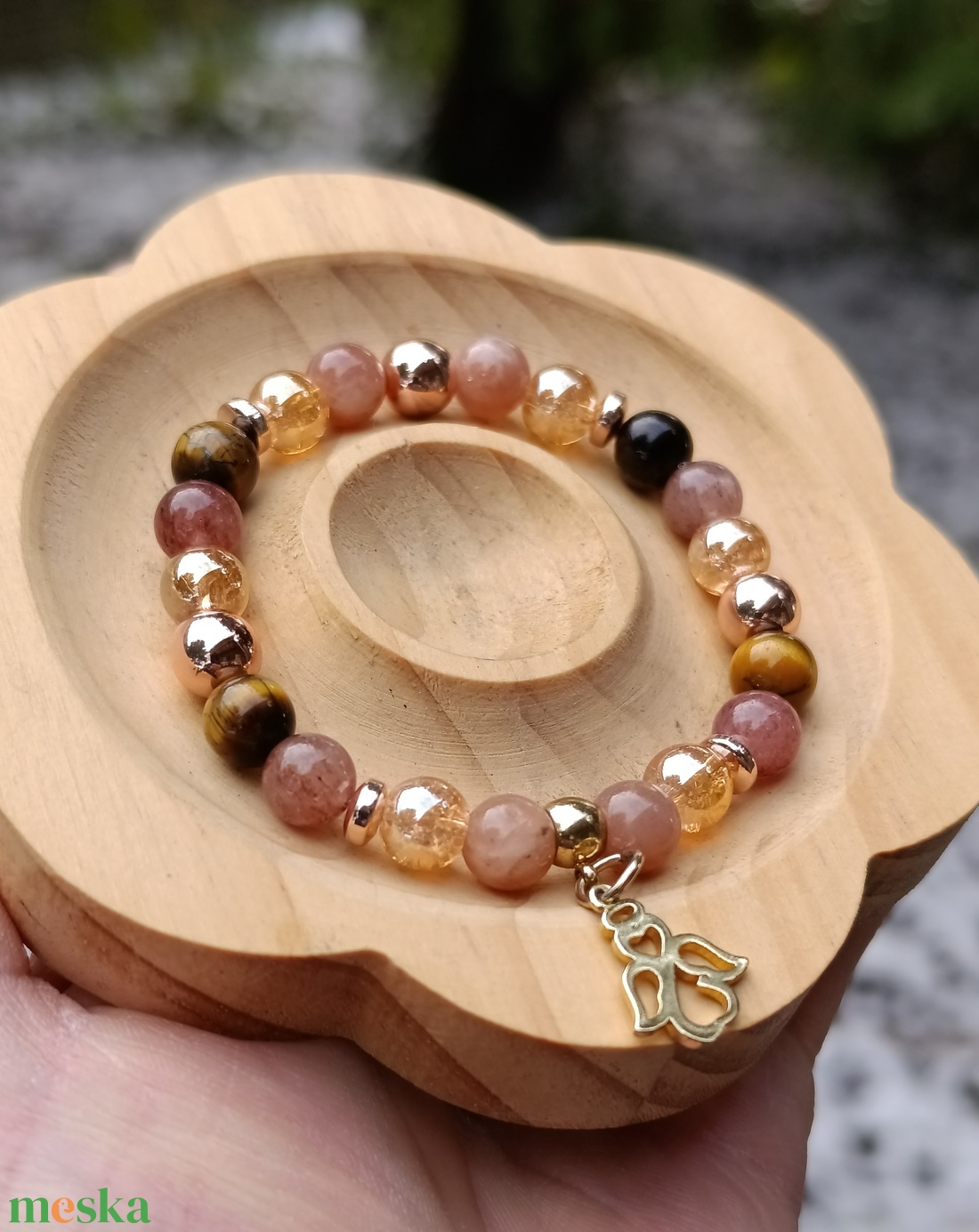 Kiegyensúlyozottság női ásványkarkötő holdkővel, tigrisszemmel, eperkvarccal és arany aura kvarccal - ékszer - karkötő - ásványkarkötő - Meska.hu