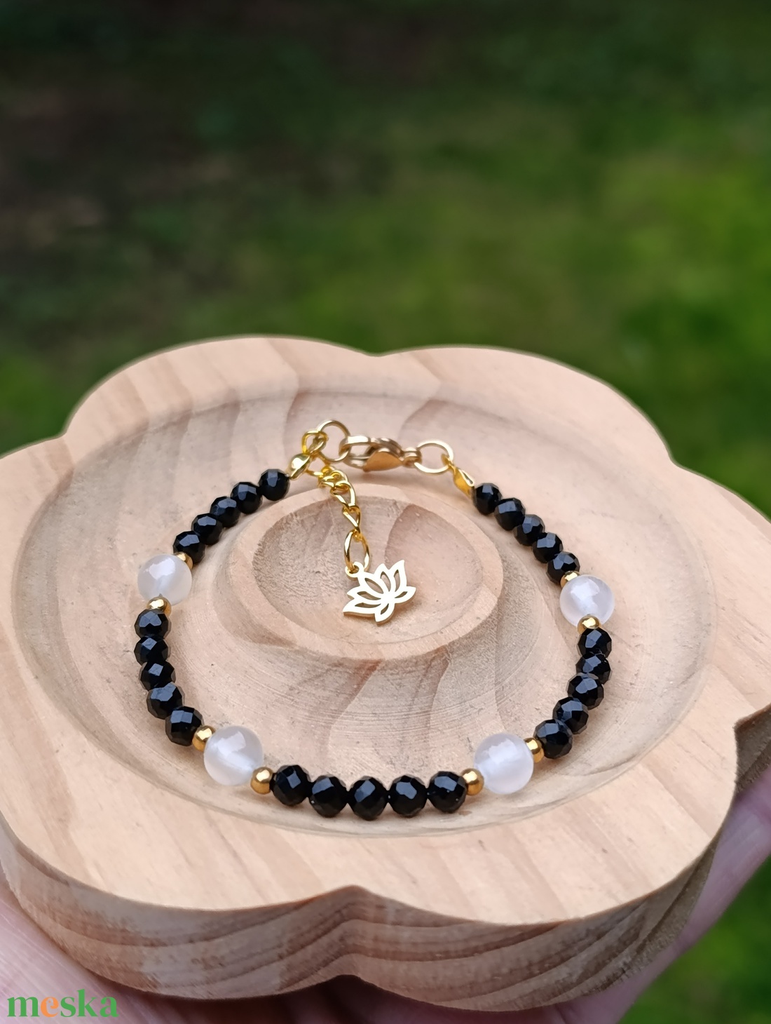Védelem ásványkarkötő turmalinnal és szelenittel, lótusz medállal - ékszer - karkötő - ásványkarkötő - Meska.hu