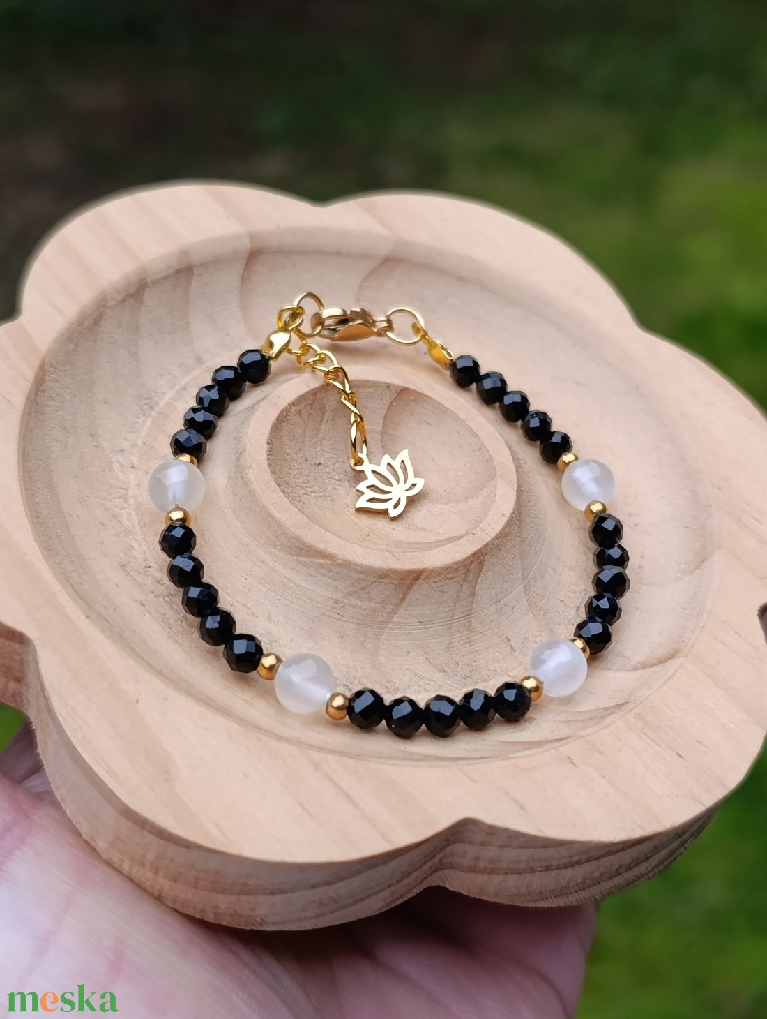 Védelem ásványkarkötő turmalinnal és szelenittel, lótusz medállal - ékszer - karkötő - ásványkarkötő - Meska.hu