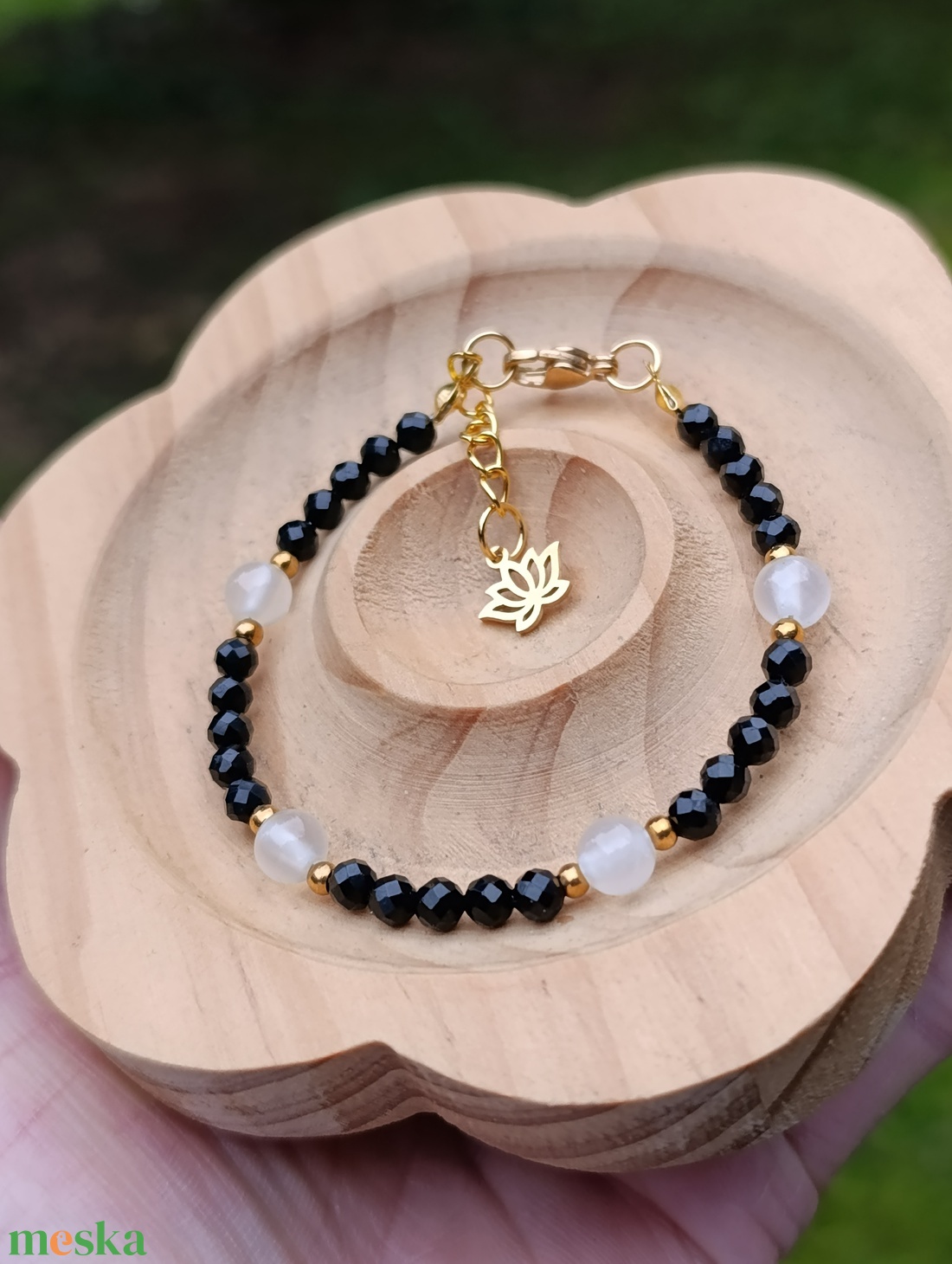 Védelem ásványkarkötő turmalinnal és szelenittel, lótusz medállal - ékszer - karkötő - ásványkarkötő - Meska.hu