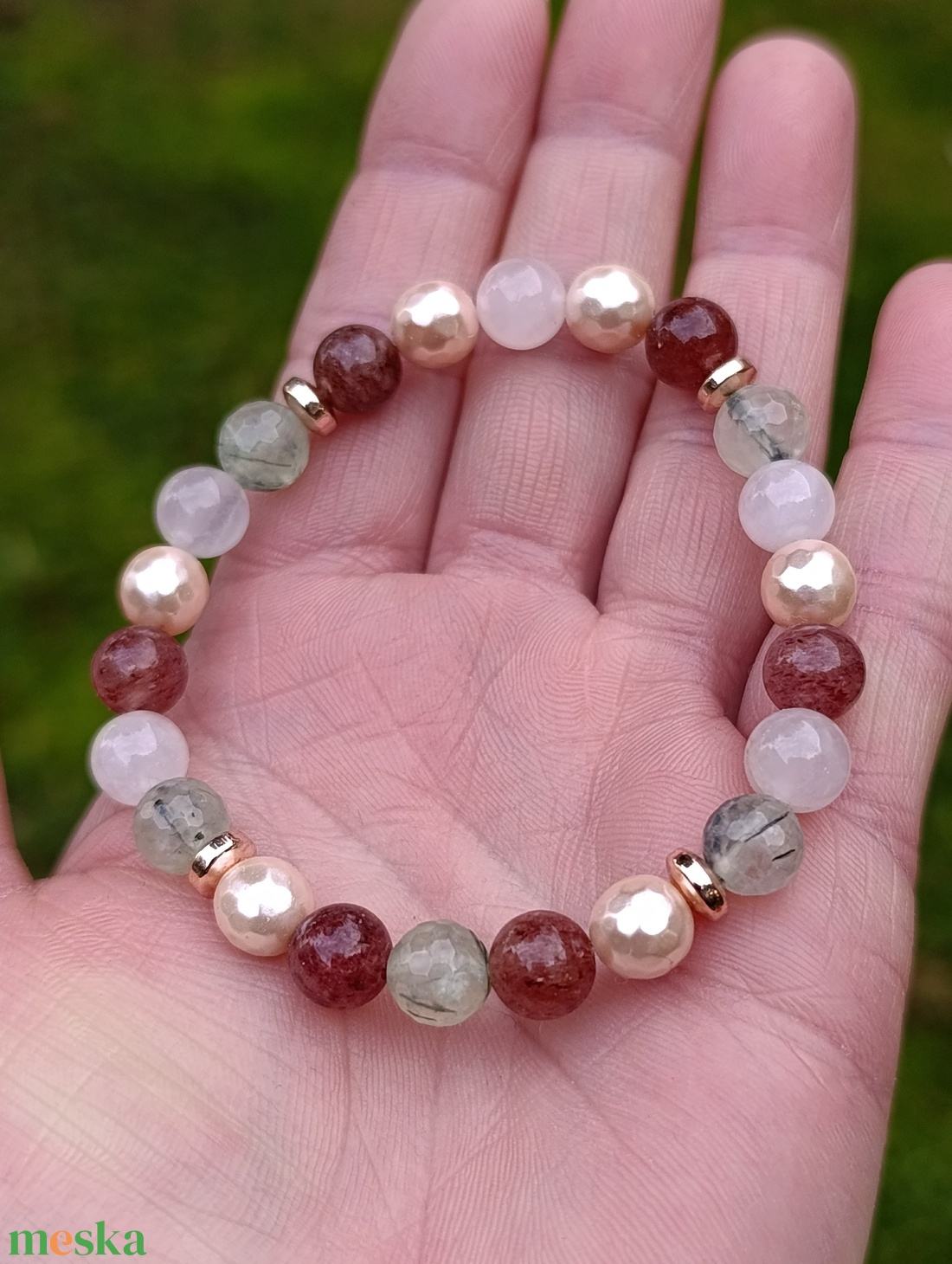 Ölelés ásványkarkötő prehnittel, eperkvarccal, rózsakvarccal és kagylóhéjjal - ékszer - karkötő - ásványkarkötő - Meska.hu