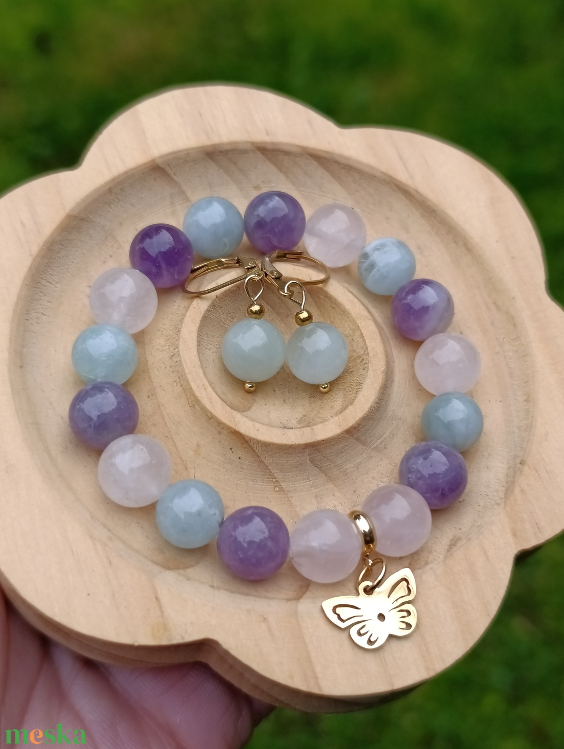 Akvamarin, ametiszt és rózsakvarc női ásvány karkötő pillangó medállal - ékszer - karkötő - ásványkarkötő - Meska.hu