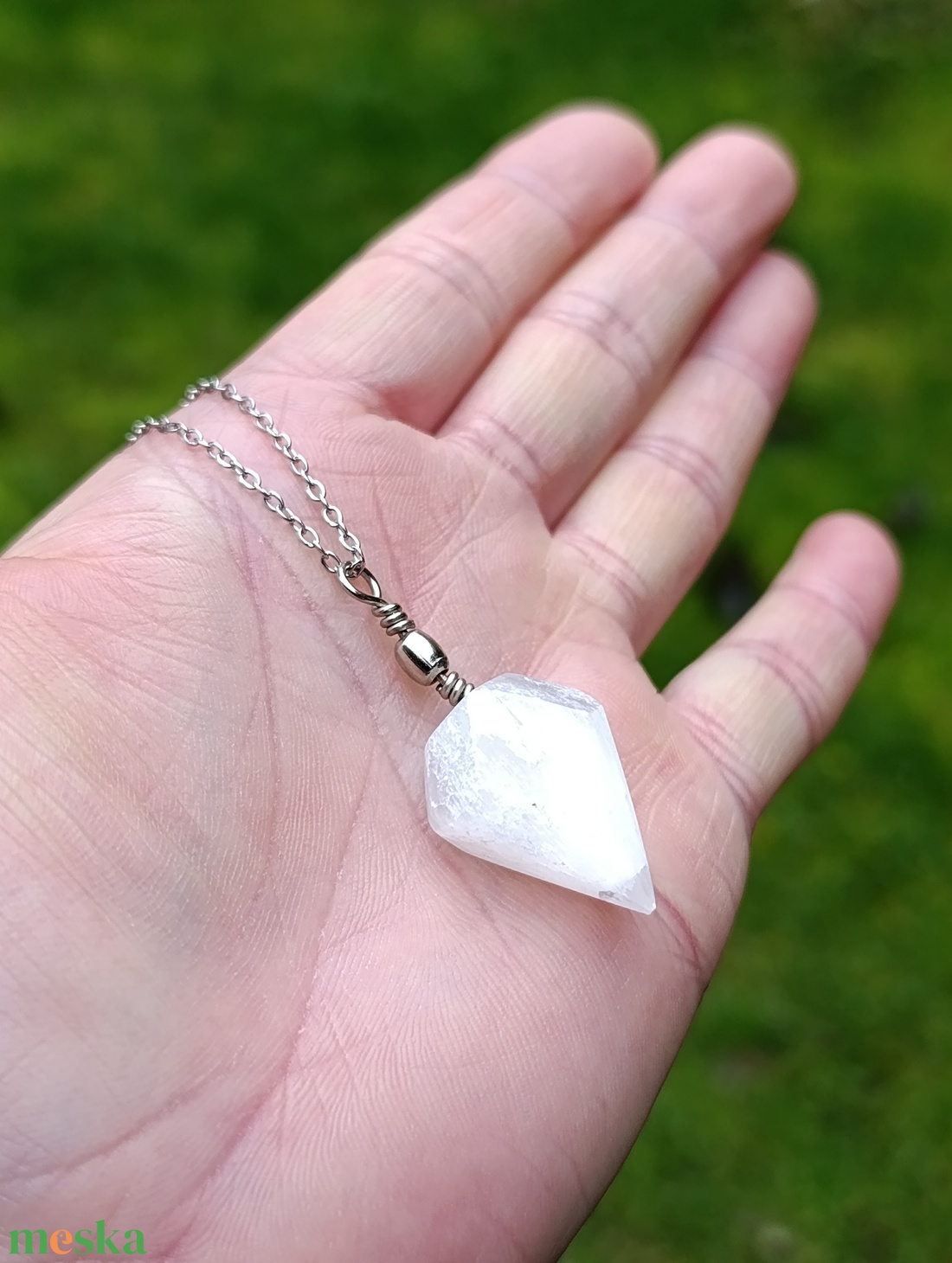 Szelenit csúcsmedál nemesacél nyakláncon - kellékek & szerszámok - ásvány alapanyag - szelenit korong - Meska.hu