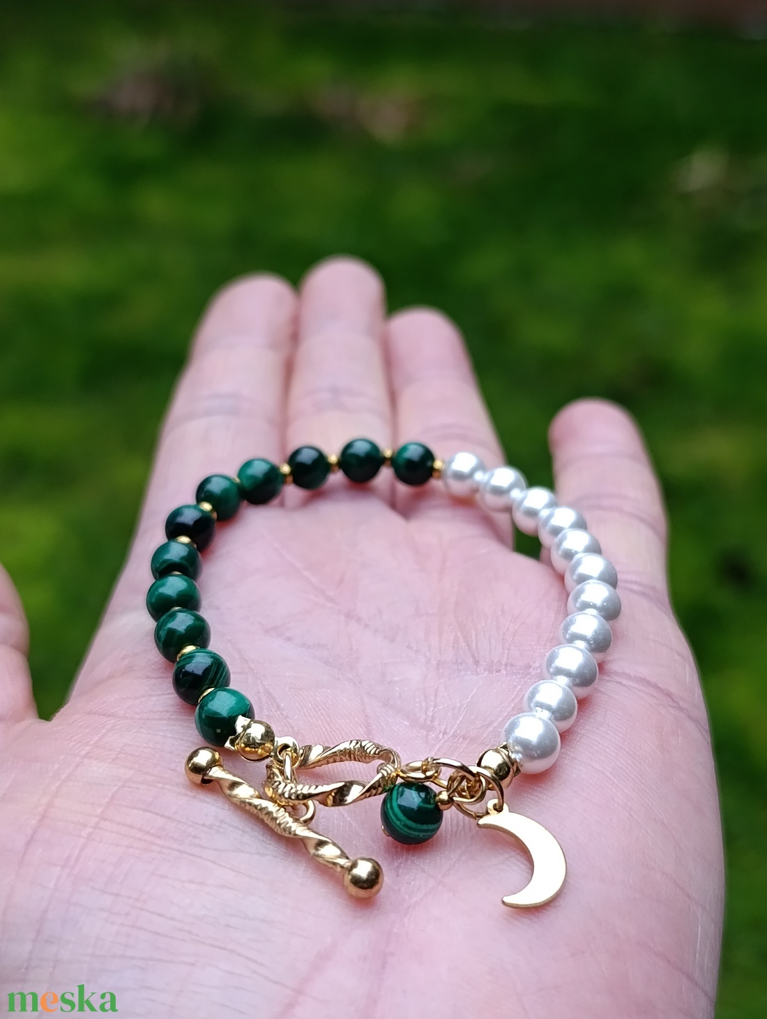 Női teremtő erő, érzelmi védelem és ciklikus egyensúly � malachit és kagylóhéj karkötő Hold medállal - ékszer - karkötő - ásványkarkötő - Meska.hu
