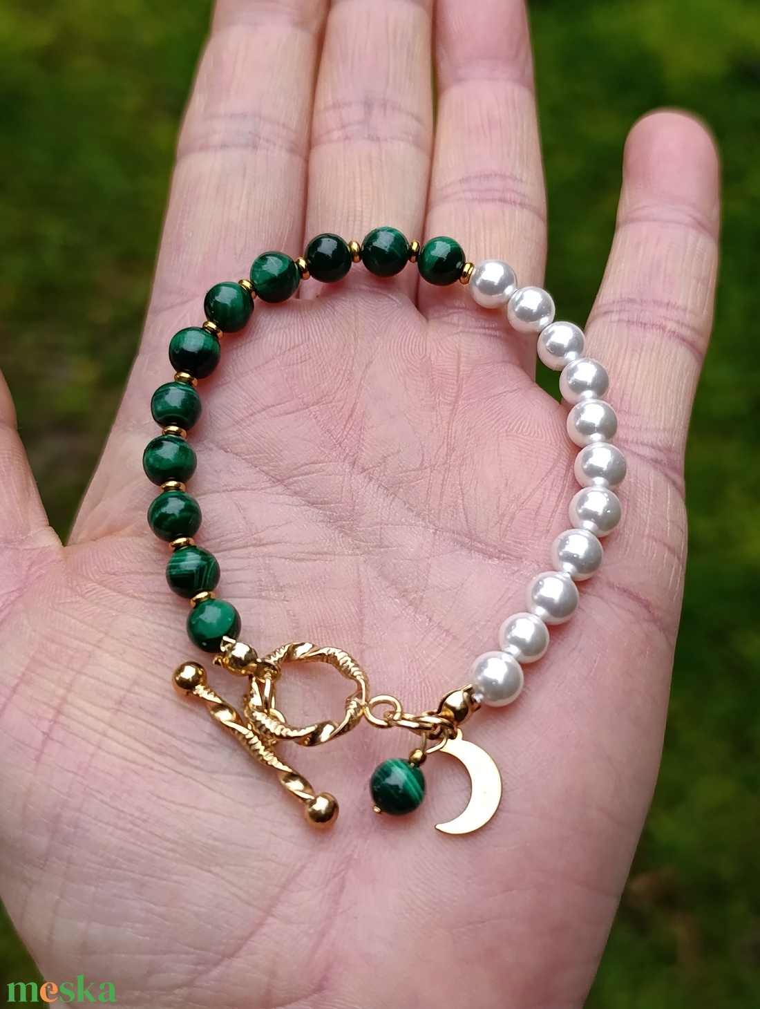 Női teremtő erő, érzelmi védelem és ciklikus egyensúly � malachit és kagylóhéj karkötő Hold medállal - ékszer - karkötő - ásványkarkötő - Meska.hu