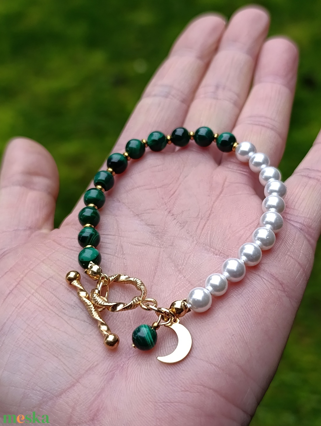 Női teremtő erő, érzelmi védelem és ciklikus egyensúly � malachit és kagylóhéj karkötő Hold medállal - ékszer - karkötő - ásványkarkötő - Meska.hu