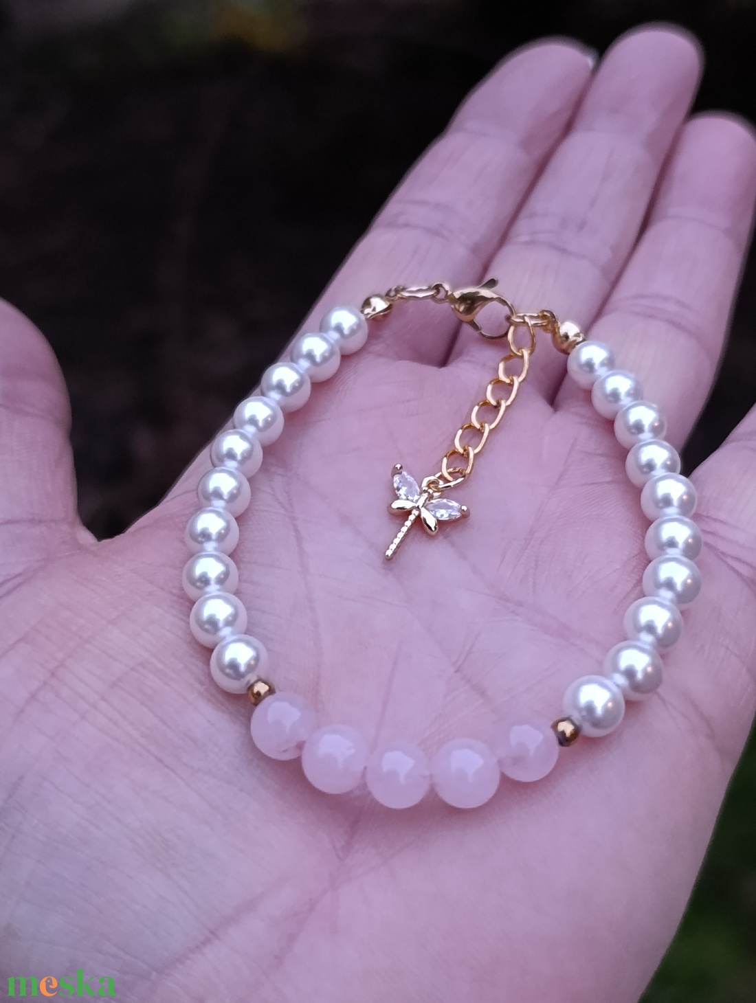 Rózsakvarc és kagylógyöngy kapcsos karkötő szitakötő medállal - ékszer - karkötő - ásványkarkötő - Meska.hu