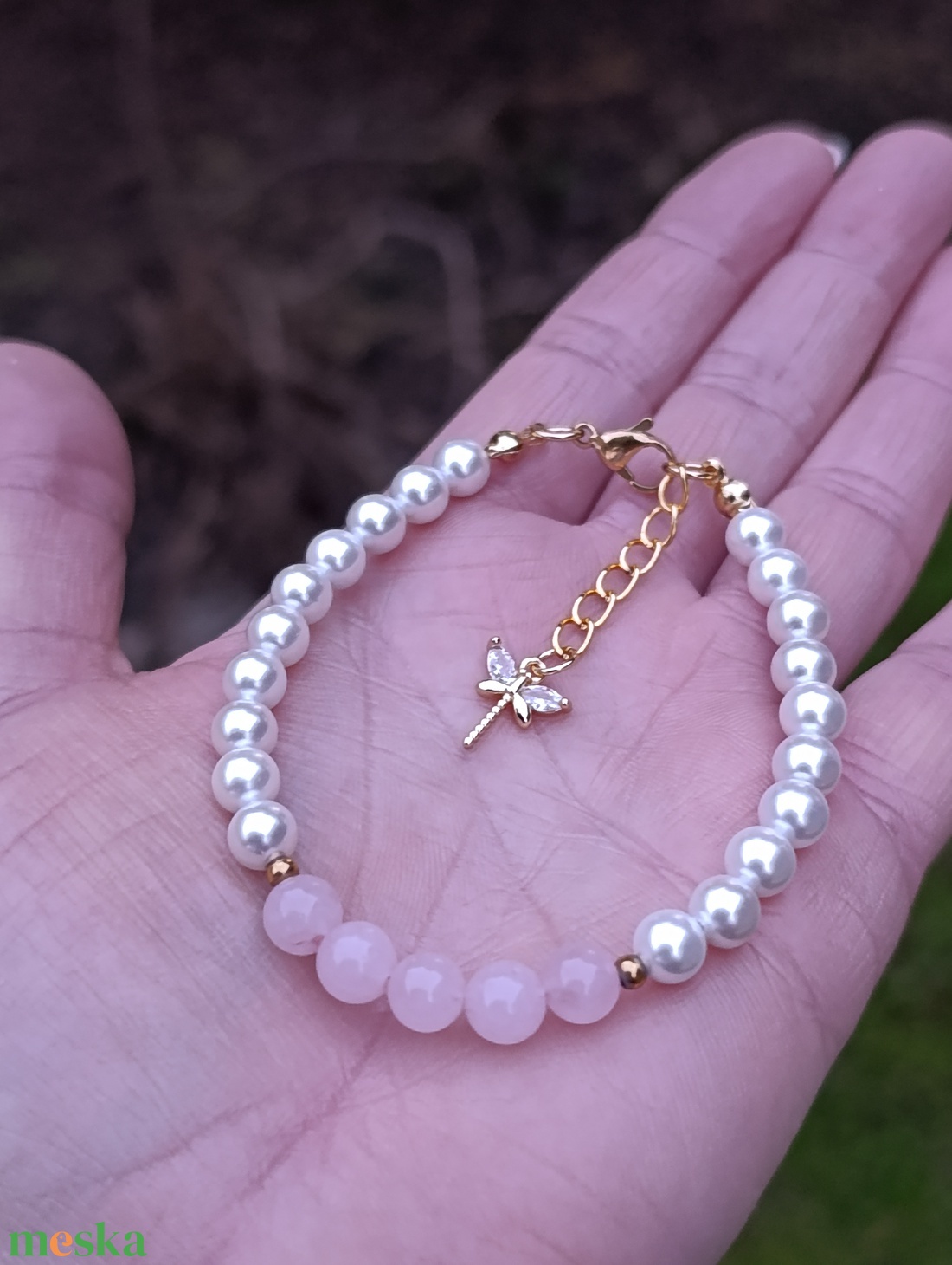 Rózsakvarc és kagylógyöngy kapcsos karkötő szitakötő medállal - ékszer - karkötő - ásványkarkötő - Meska.hu