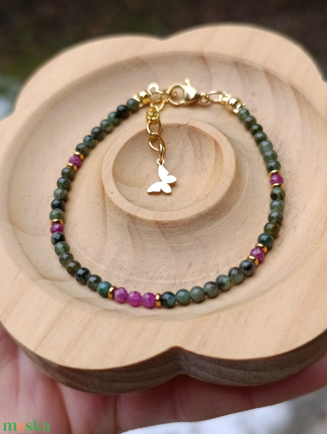 Smaragd és rubin ásványkarkötő pillangó dísszel - ékszer - karkötő - ásványkarkötő - Meska.hu