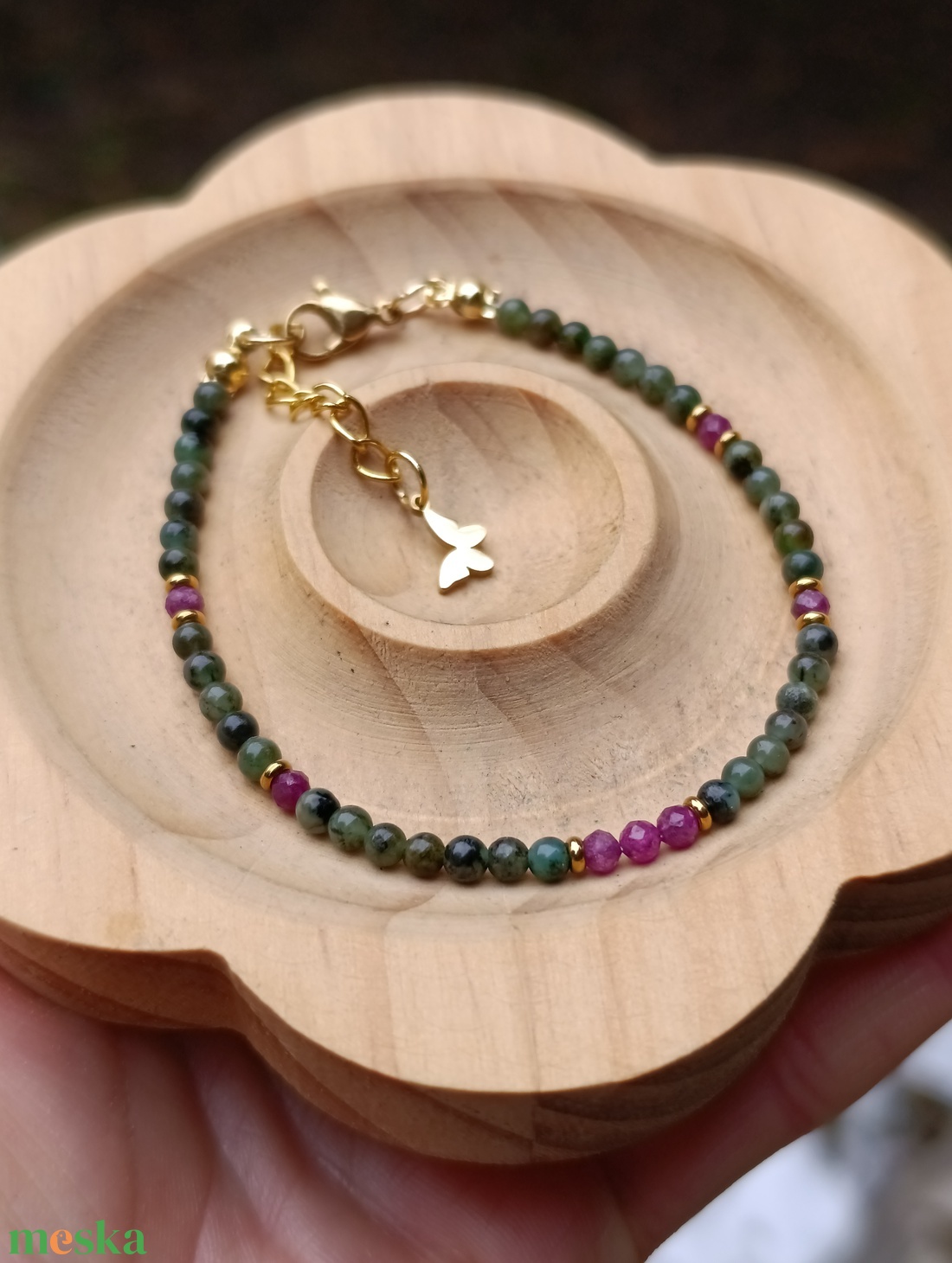 Smaragd és rubin ásványkarkötő pillangó dísszel - ékszer - karkötő - ásványkarkötő - Meska.hu