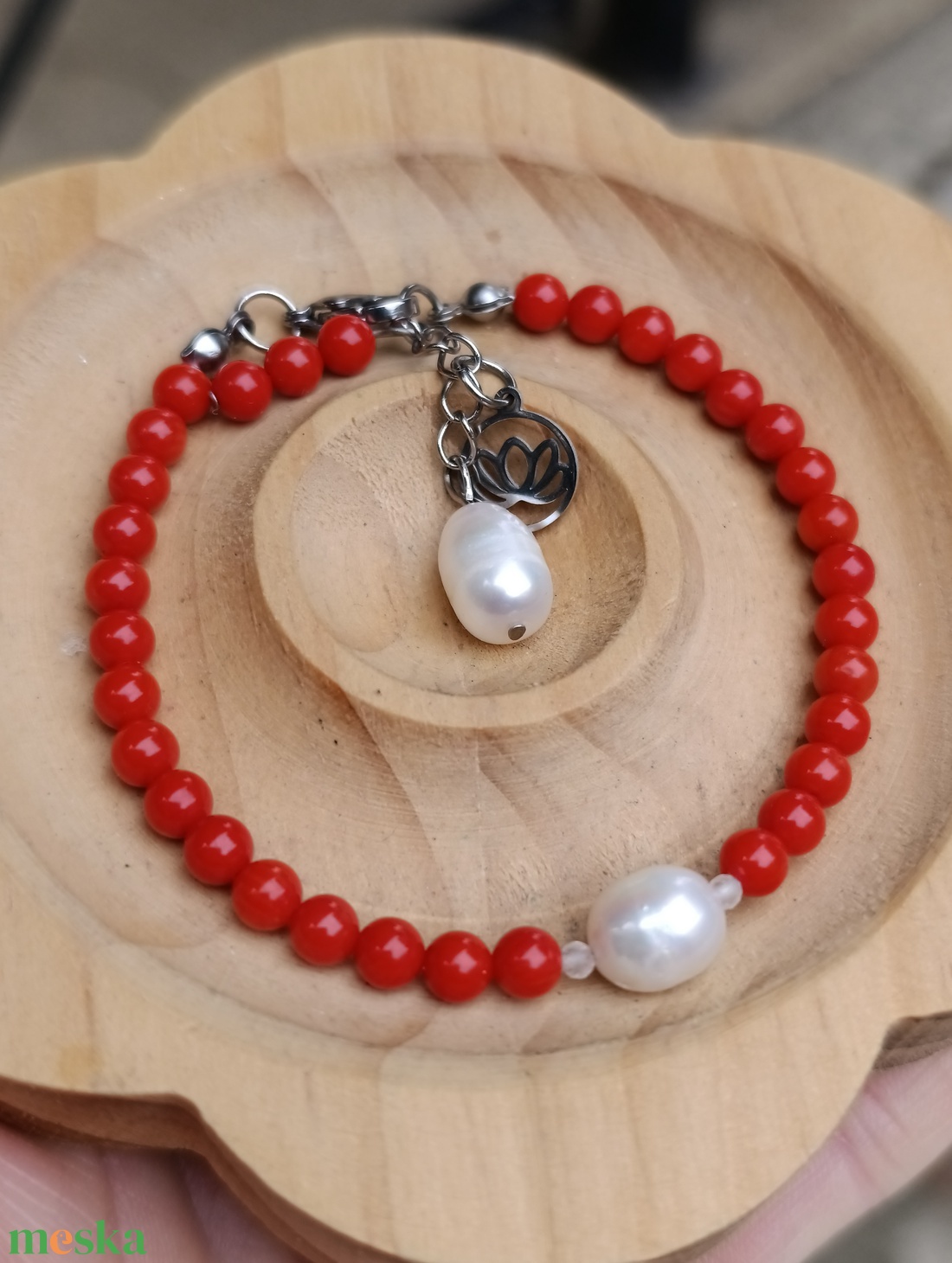Vörös korall, édesvízi gyöngy és hegyikristály karkötő - ékszer - karkötő - gyöngyös karkötő - Meska.hu