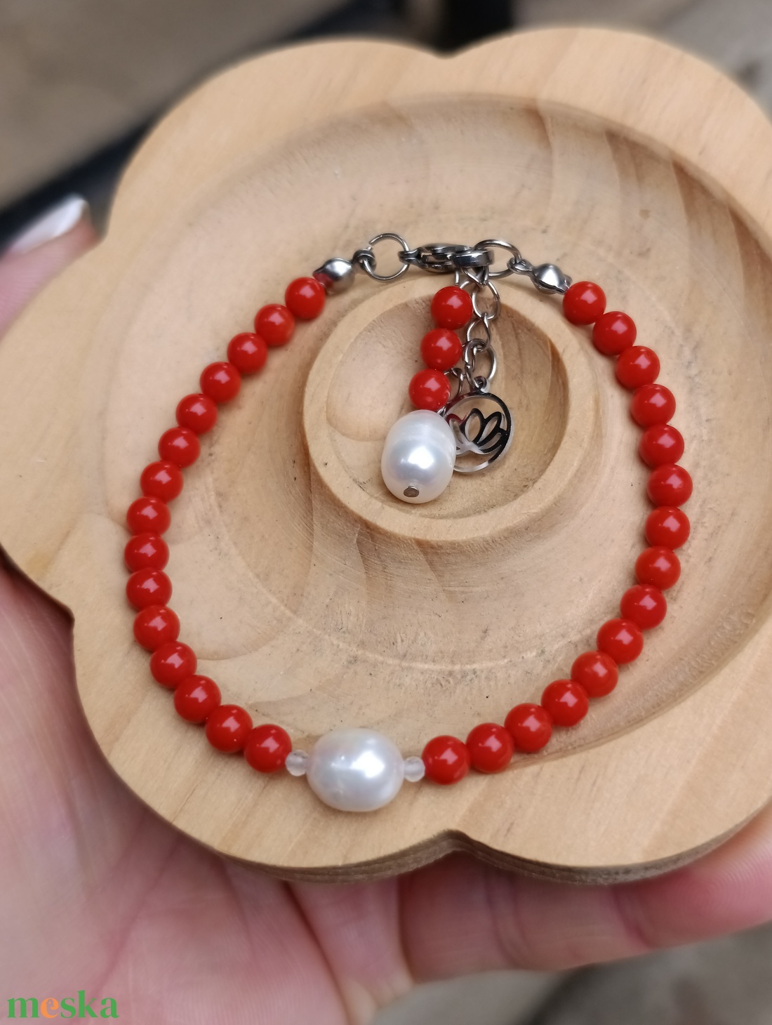 Vörös korall, édesvízi gyöngy és hegyikristály karkötő - ékszer - karkötő - gyöngyös karkötő - Meska.hu