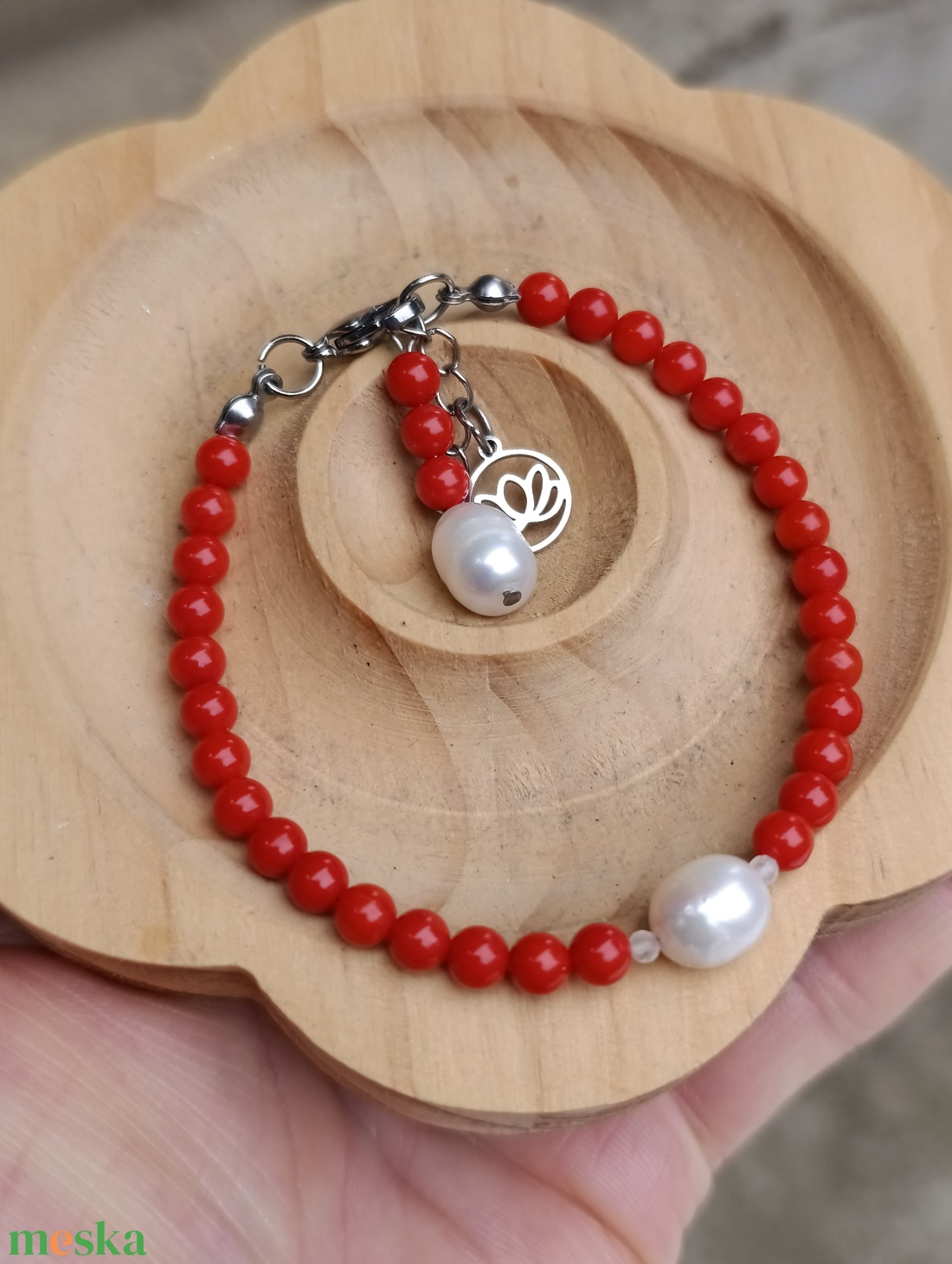 Vörös korall, édesvízi gyöngy és hegyikristály karkötő - ékszer - karkötő - gyöngyös karkötő - Meska.hu