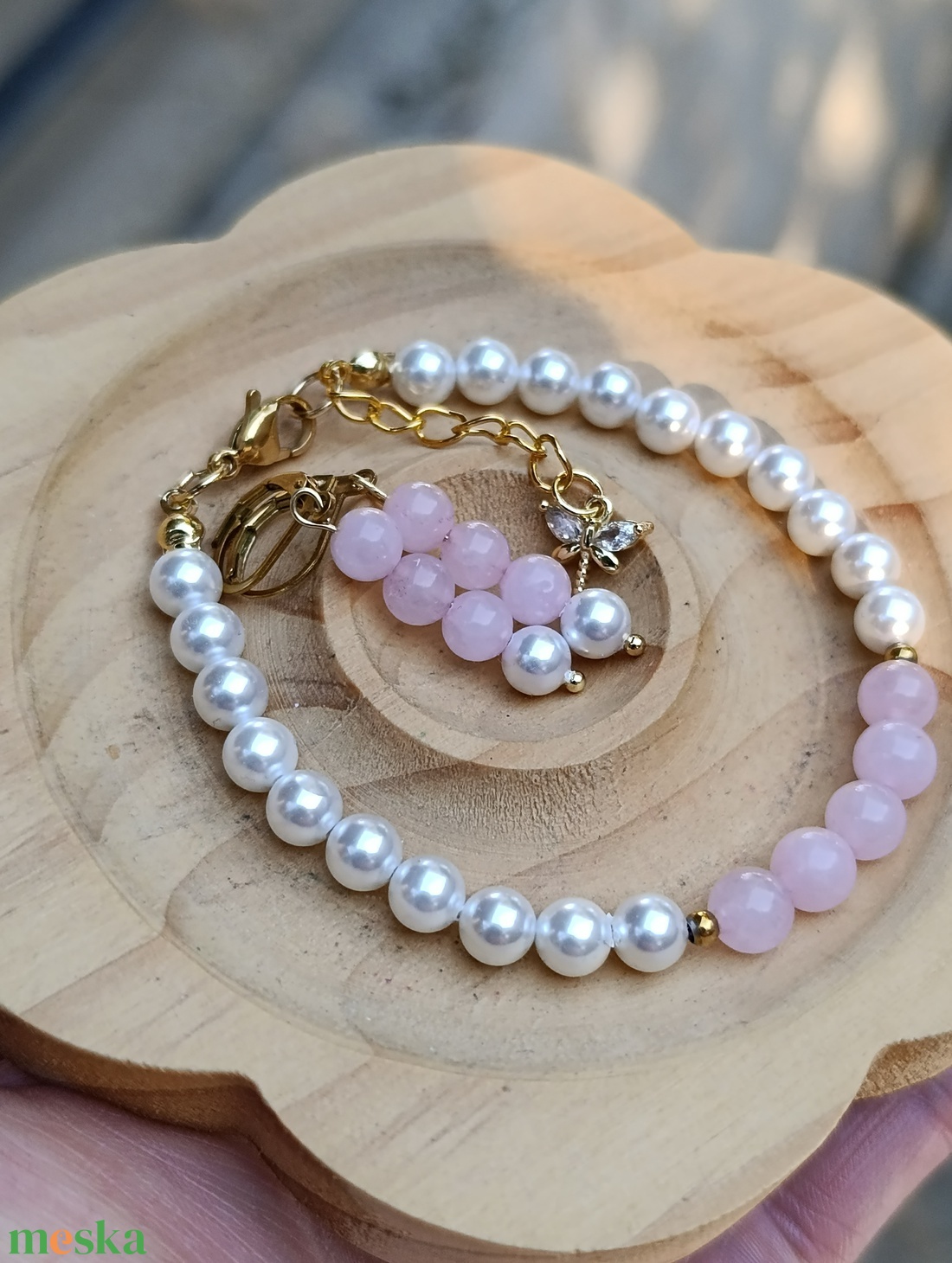 Rózsakvarc és kagylógyöngy kapcsos karkötő szitakötő medállal - ékszer - karkötő - ásványkarkötő - Meska.hu