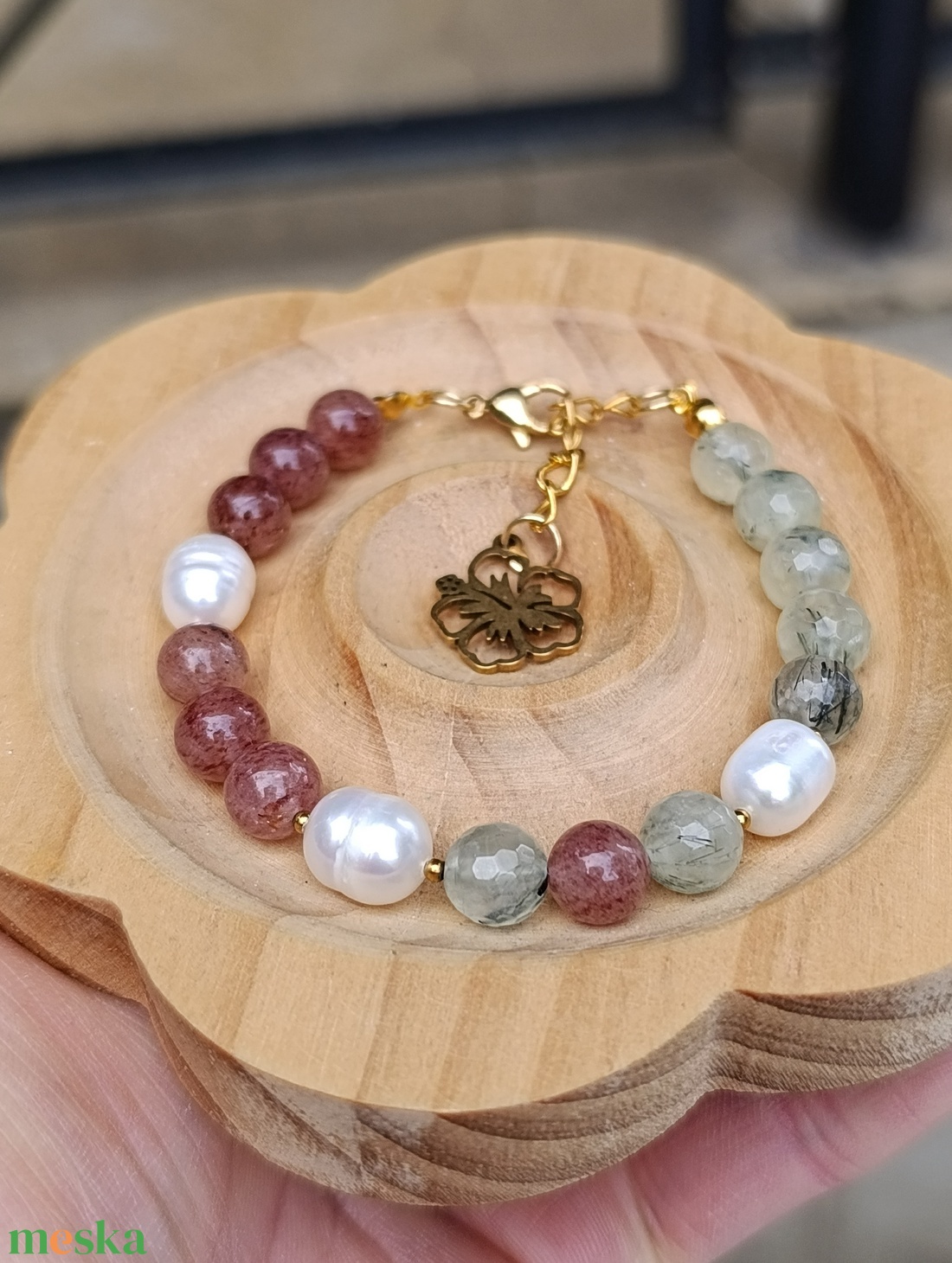 Édesvízi gyöngy, eperkvarc és prehnit ásványkarkötő - Nyugalom és szívkapcsolat - ékszer - karkötő - ásványkarkötő - Meska.hu