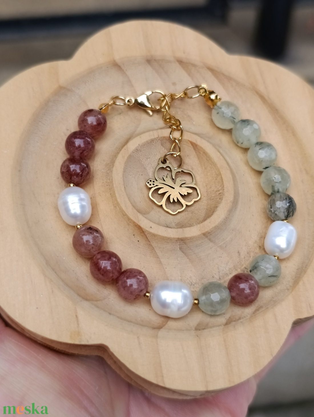 Édesvízi gyöngy, eperkvarc és prehnit ásványkarkötő - Nyugalom és szívkapcsolat - ékszer - karkötő - ásványkarkötő - Meska.hu