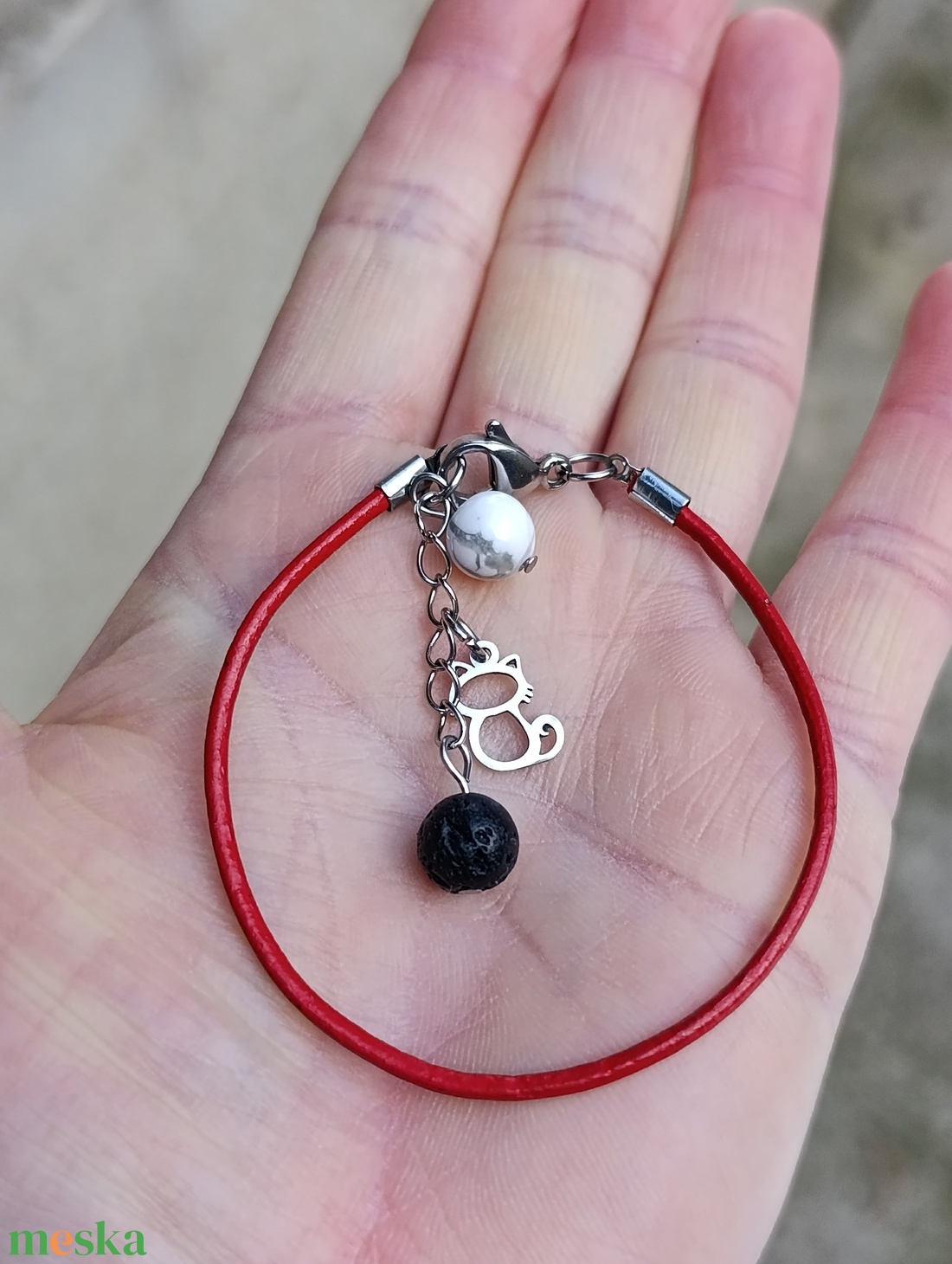Piros hengerbőr kapcsos karkötő cica medállal, howlittal és lávakővel, aroma ékszer - ékszer - karkötő - ásványkarkötő - Meska.hu
