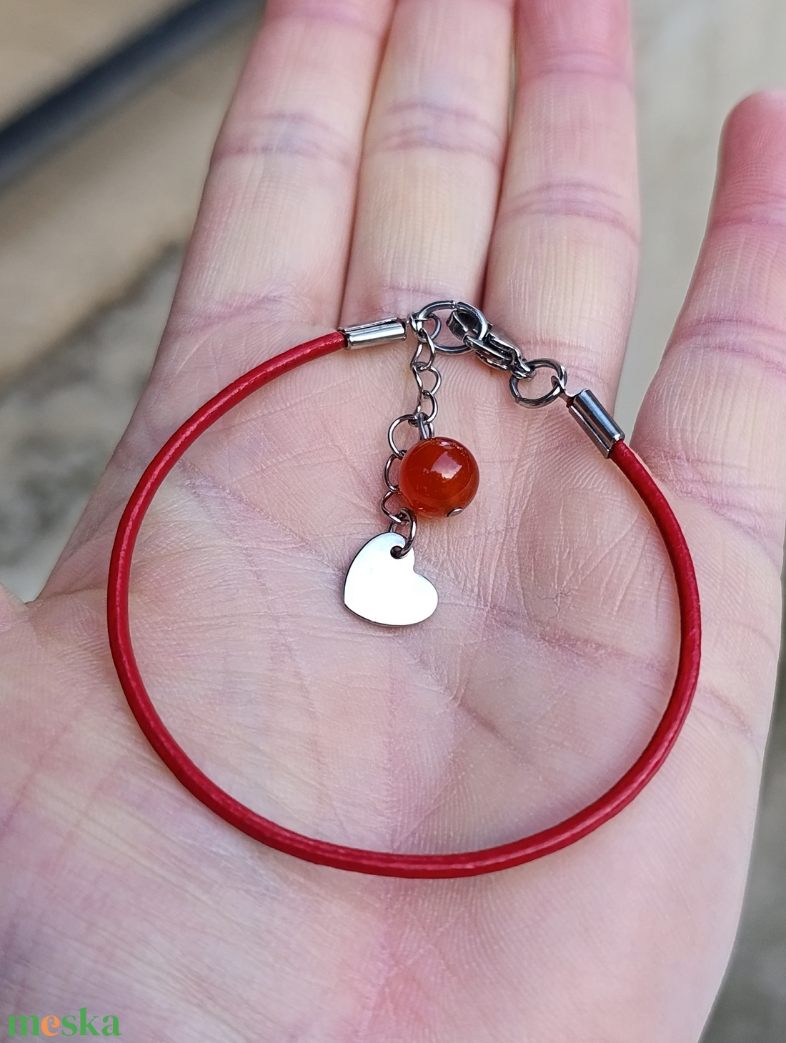 Hengerbőr kapcsos karkötő karneollal és szív medállal - ékszer - karkötő - ásványkarkötő - Meska.hu