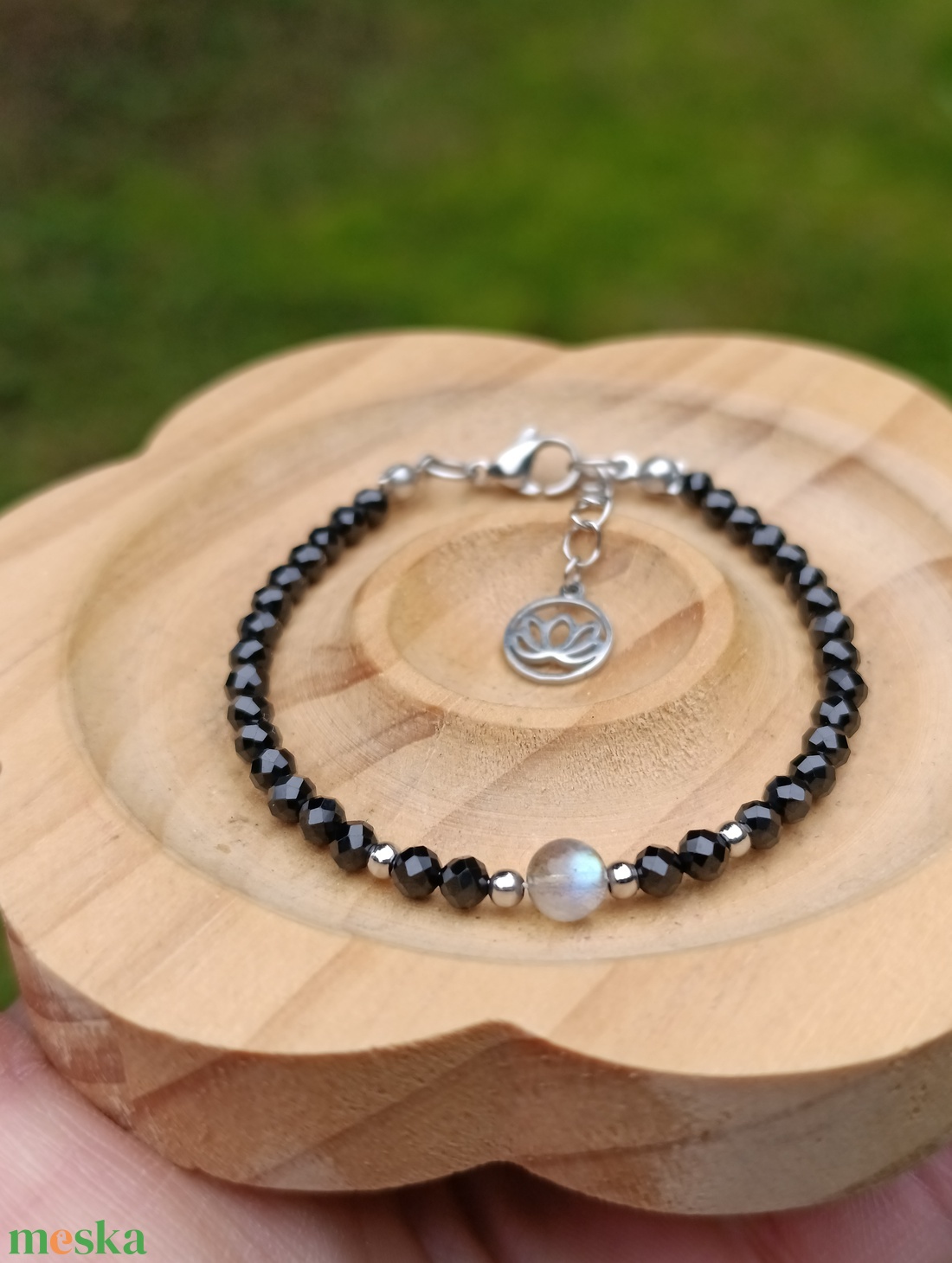 Tudatos jelenlét ásványkarkötő spinellel és labradorittal, lótusz medállal - ékszer - karkötő - ásványkarkötő - Meska.hu
