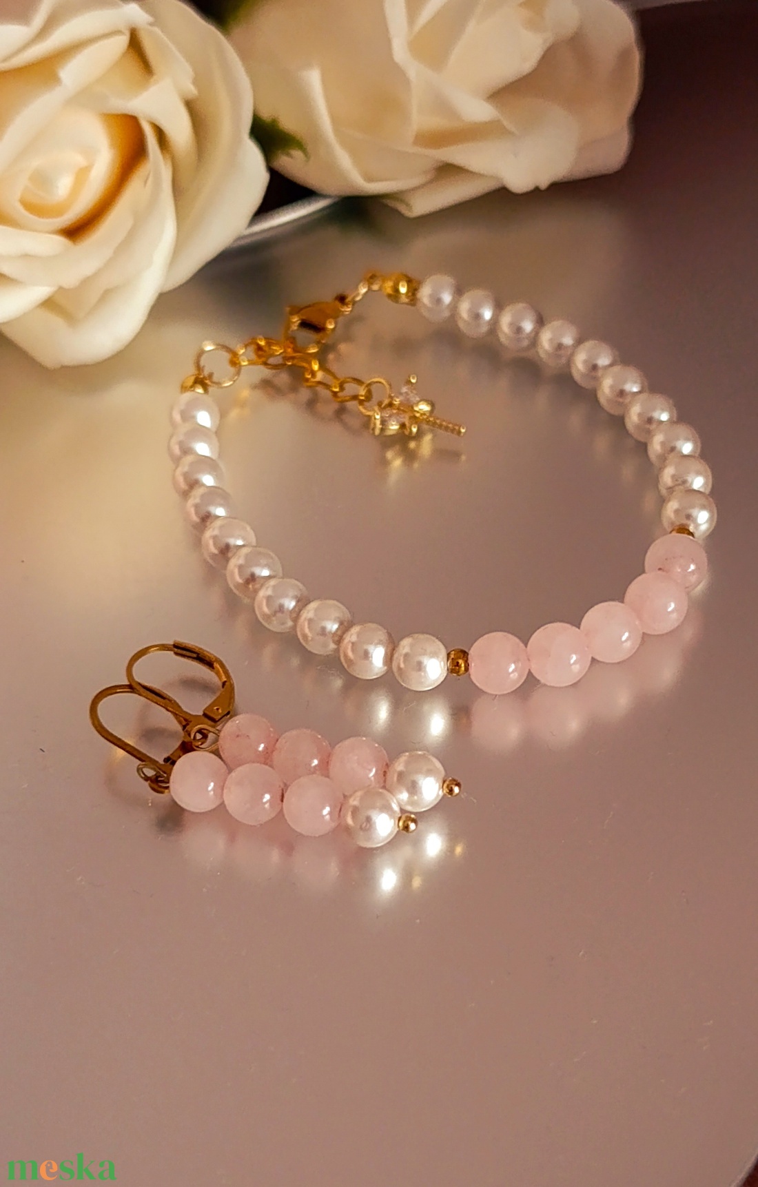 Rózsakvarc és kagylógyöngy kapcsos karkötő szitakötő medállal - ékszer - karkötő - ásványkarkötő - Meska.hu