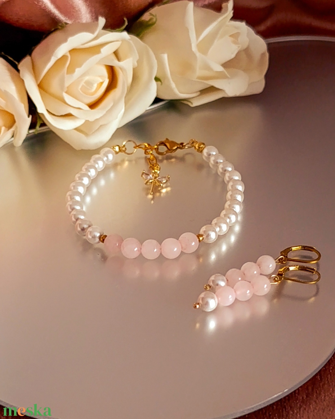 Rózsakvarc és kagylógyöngy kapcsos karkötő szitakötő medállal - ékszer - karkötő - ásványkarkötő - Meska.hu