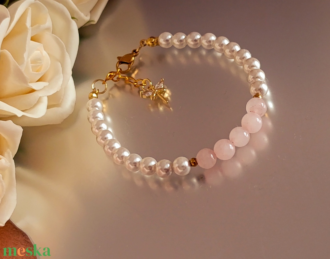Rózsakvarc és kagylógyöngy kapcsos karkötő szitakötő medállal - ékszer - karkötő - ásványkarkötő - Meska.hu